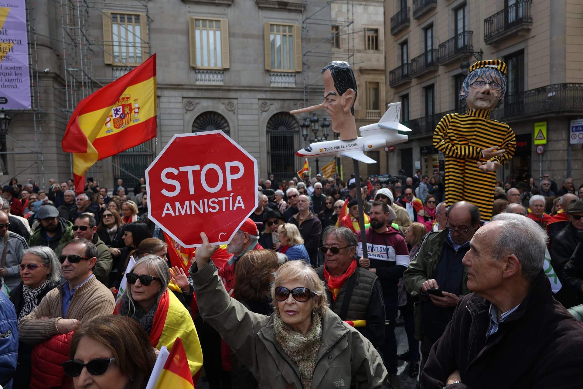 manifestación contra la amnistía en la plaza Sant Jaume (7)