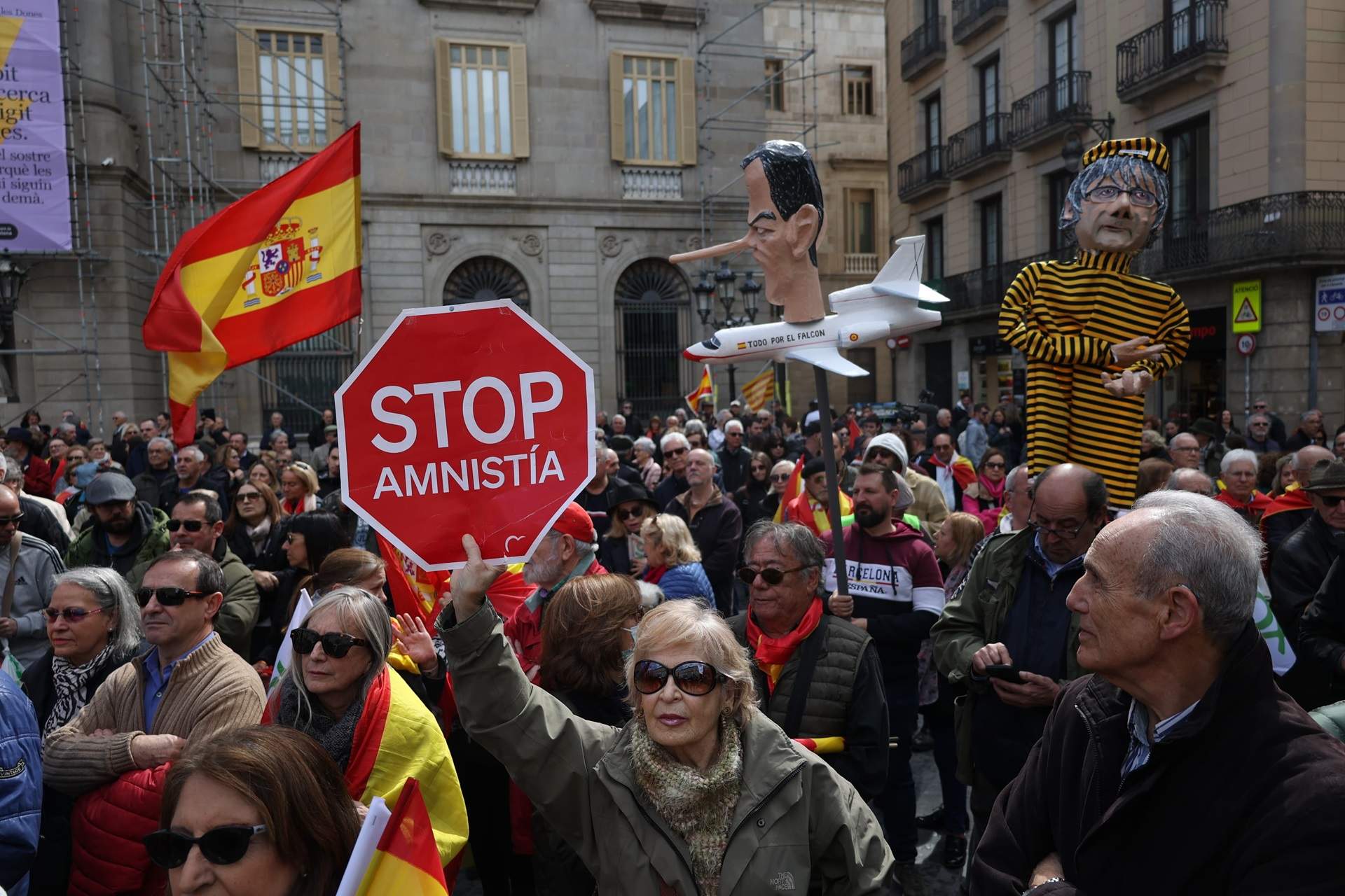 manifestació contra l'amnistia a la plaça Sant Jaume (7) manifestació contra l'amnistia a la plaça Sant Jaume (7)