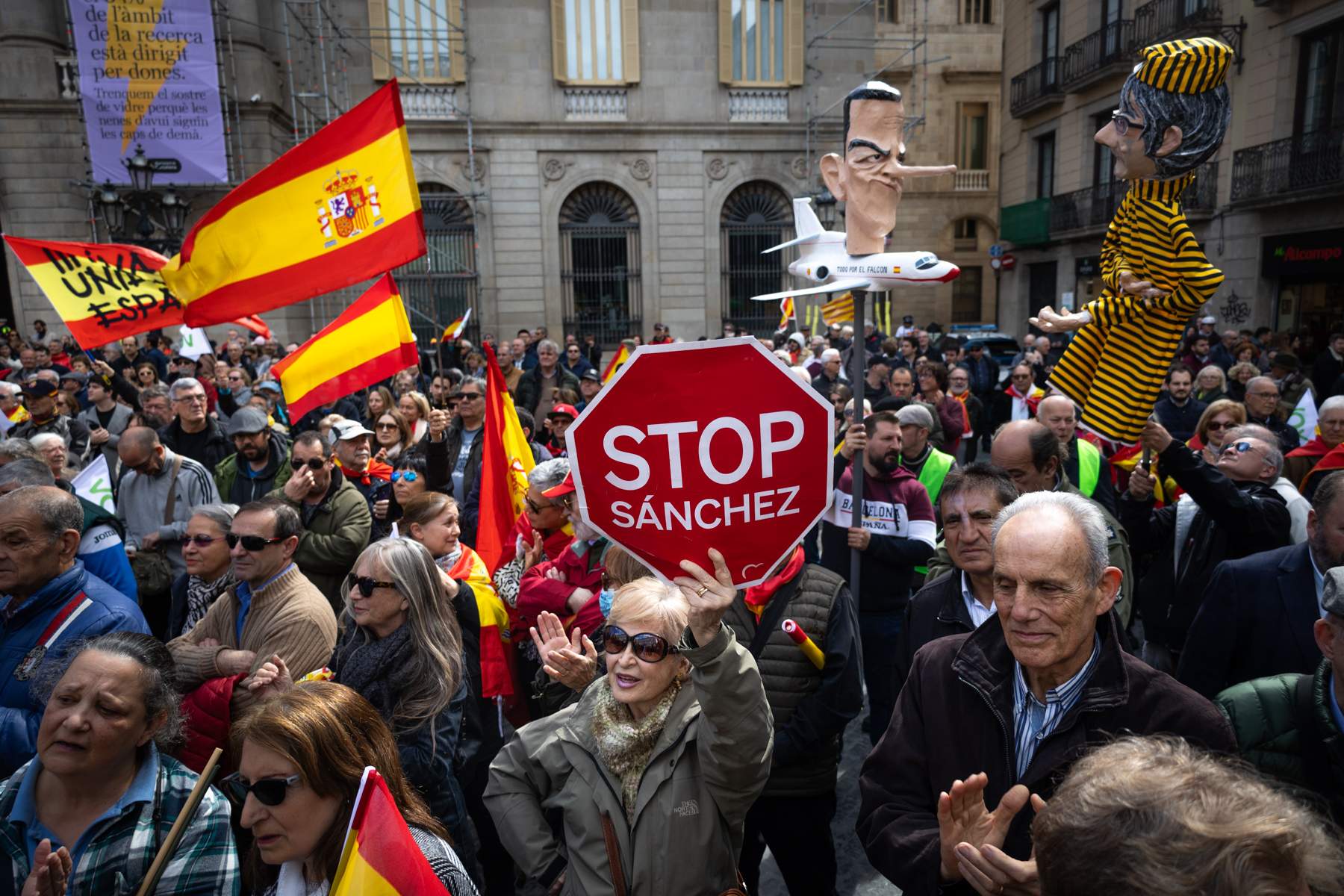 Fiasco de l'espanyolisme a Barcelona contra la llei d'amnistia, amb Puigdemont al centre de la diana