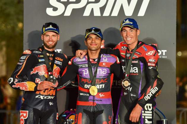 Jorge Martín, Brad Binder y Aleix Espargaró compartiendo podio en Qatar / Foto: EFE