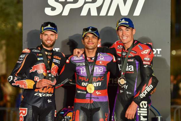 Jorge Martín, Brad Binder i Aleix Espargaró compartint podi en Qatar / Foto: EFE Jorge Martín, Brad Binder i Aleix Espargaró compartint podi en Qatar / Foto: EFE