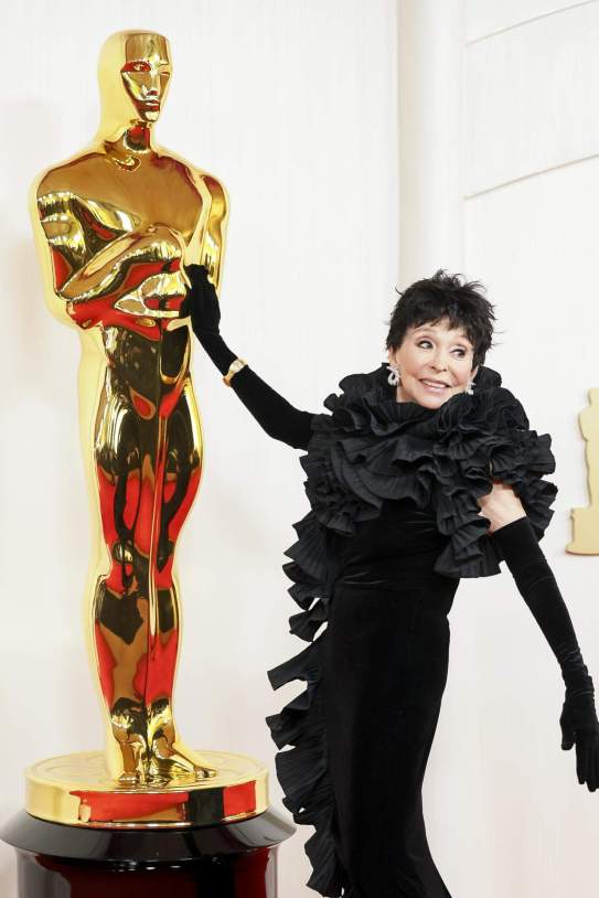 Rita moreno, alfombra roja óscars 2024 / Foto: Efe