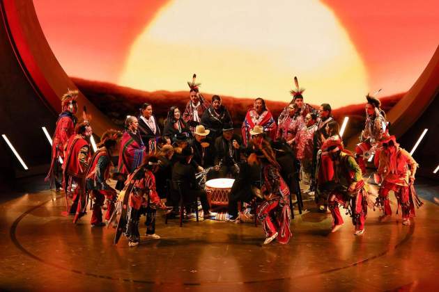 Osage cantants i ballarins oscars 2024 gala / Foto: Efe Osage cantants i ballarins oscars 2024 gala / Foto: Efe