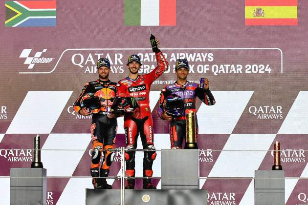 Bagnaia, Binder y Martín en el primer podio de la temporada en Qatar / Foto: EFE