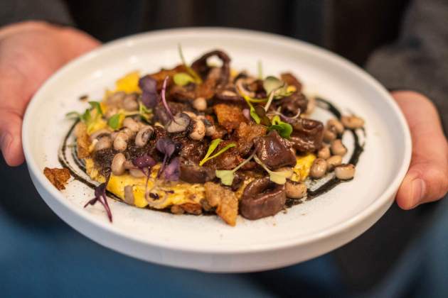 La truita oberta amb calamarsets, cansalada viada i mongetes de Santa Pau del Barra Alta / Foto: Jordi Domènech