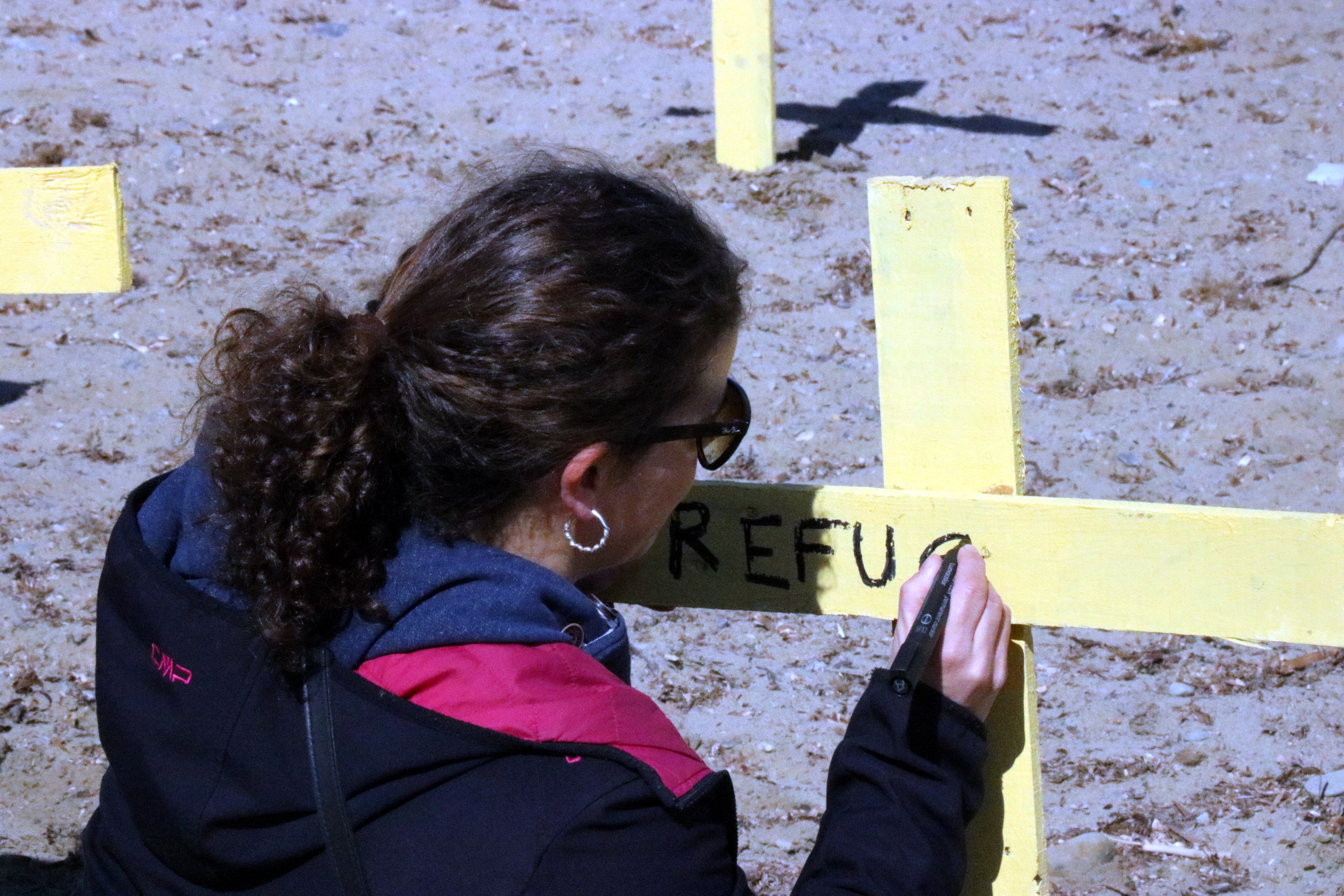 Tensión en Mataró por la coincidencia de una plantada de cruces amarillas con una protesta unionista