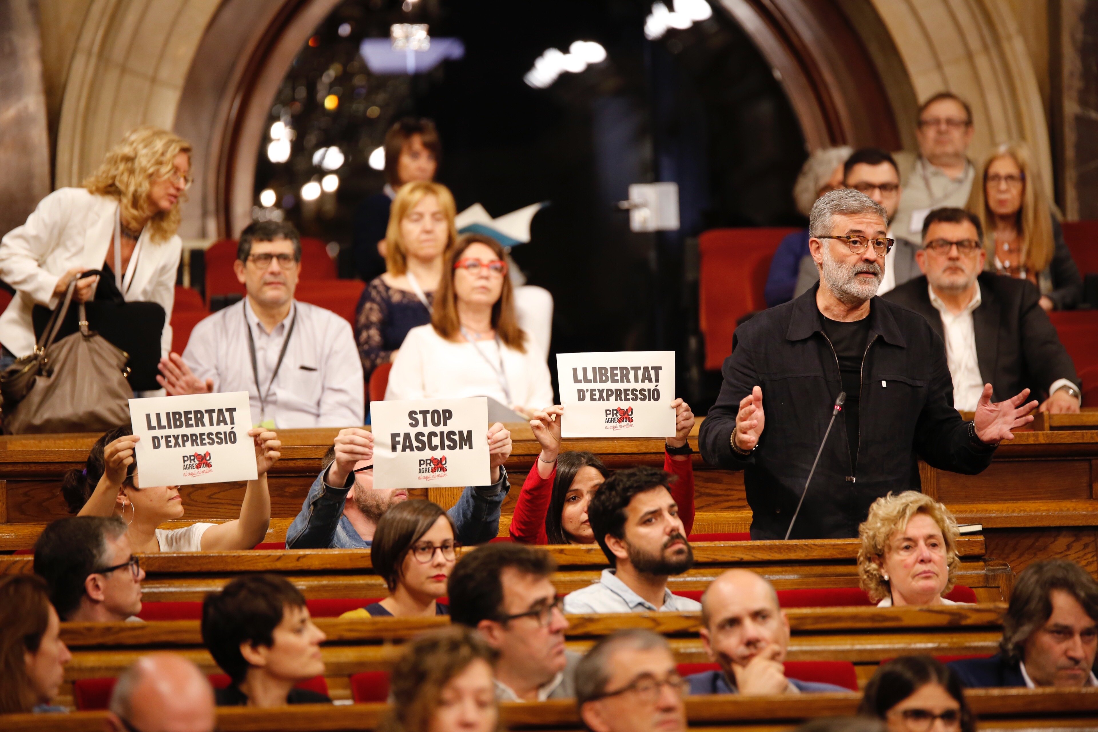 La CUP coloca un cartel contra el fascismo en el escaño del lazo retirado