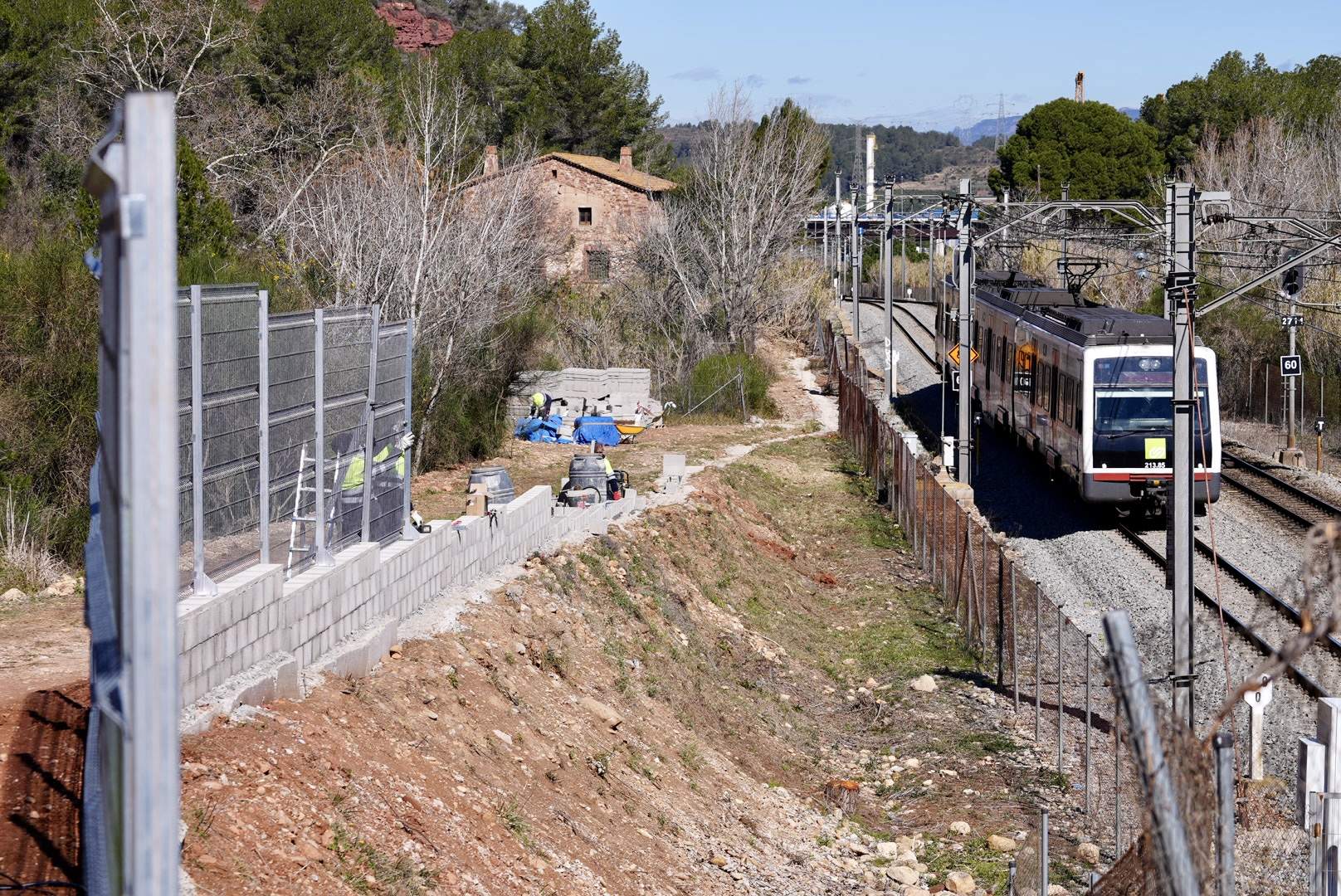 FGC instal·la tanques metàl·liques per a protegir les seves vies del vandalisme