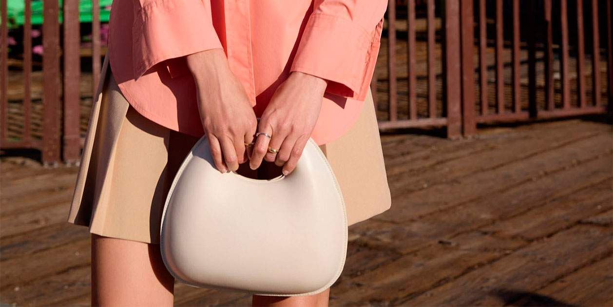 Este bolso de mano rígido de Sfera podría ganar un concurso de diseño vanguardista