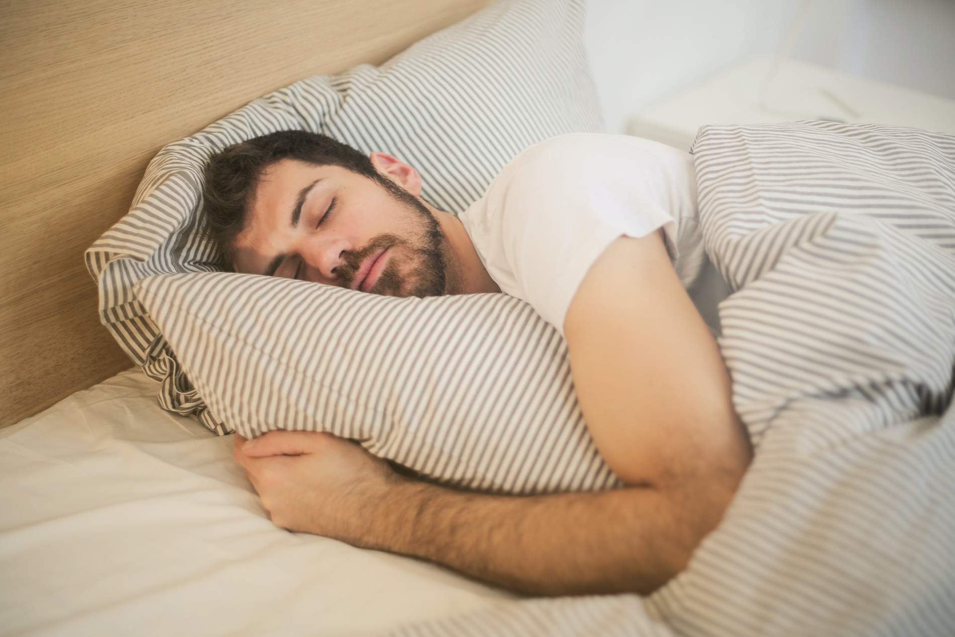 Dormir de costat, la millor postura per descansar i elegida per un 76% dels espanyols