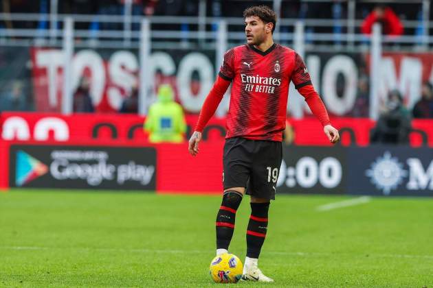 Theo Hernández durante un partido con el Milan