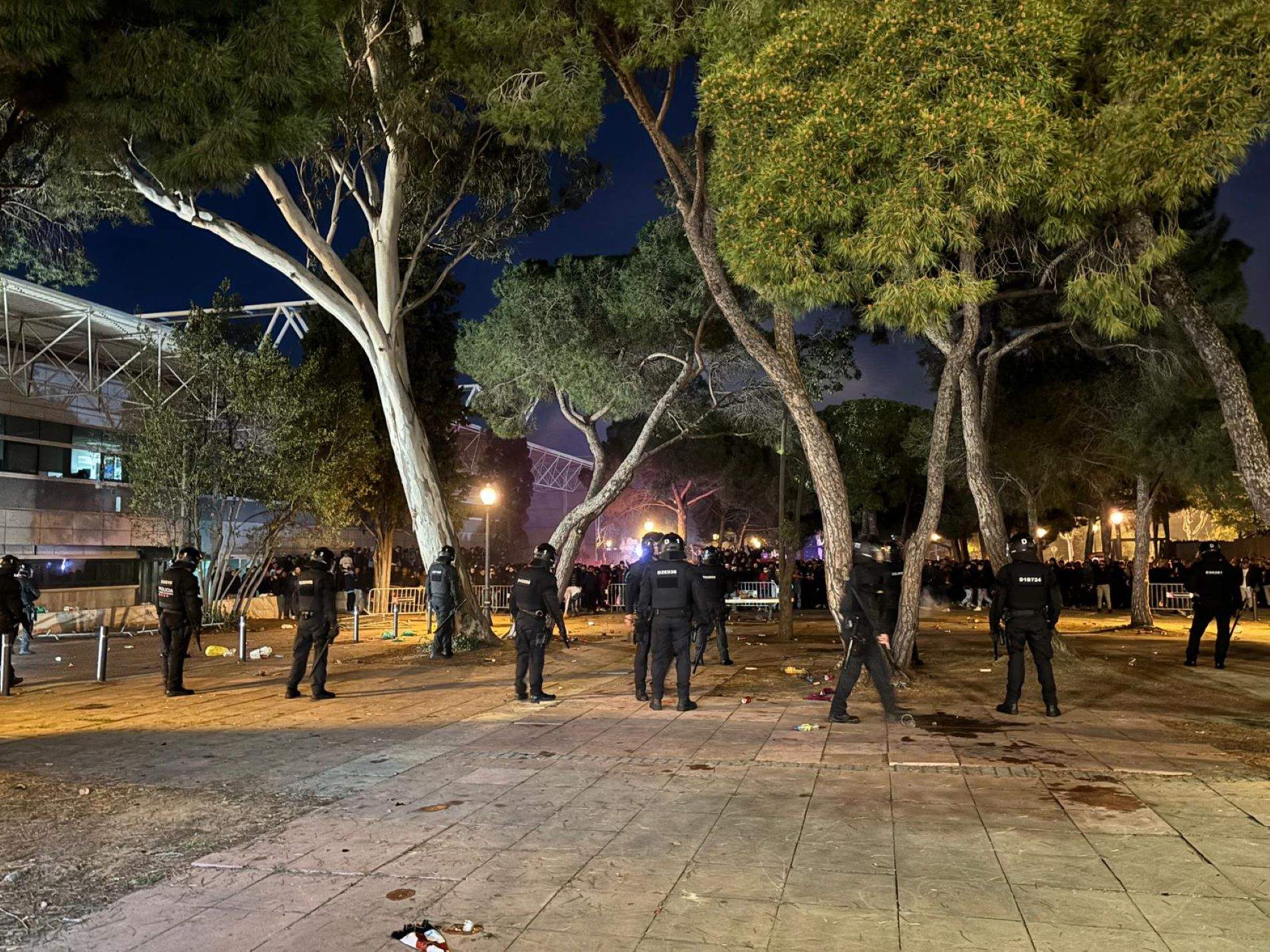Incidents a Montjuïc: els Mossos dispersen aficionats del Barça que volien arribar als del Nàpols