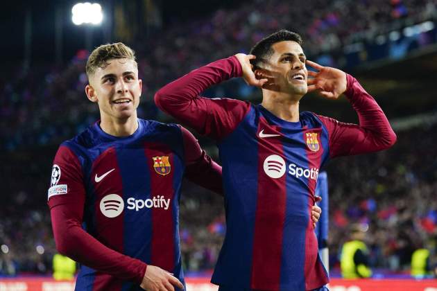 Fermín López Joao Cancelo celebración gol Barça Nápoles / Foto: EFE