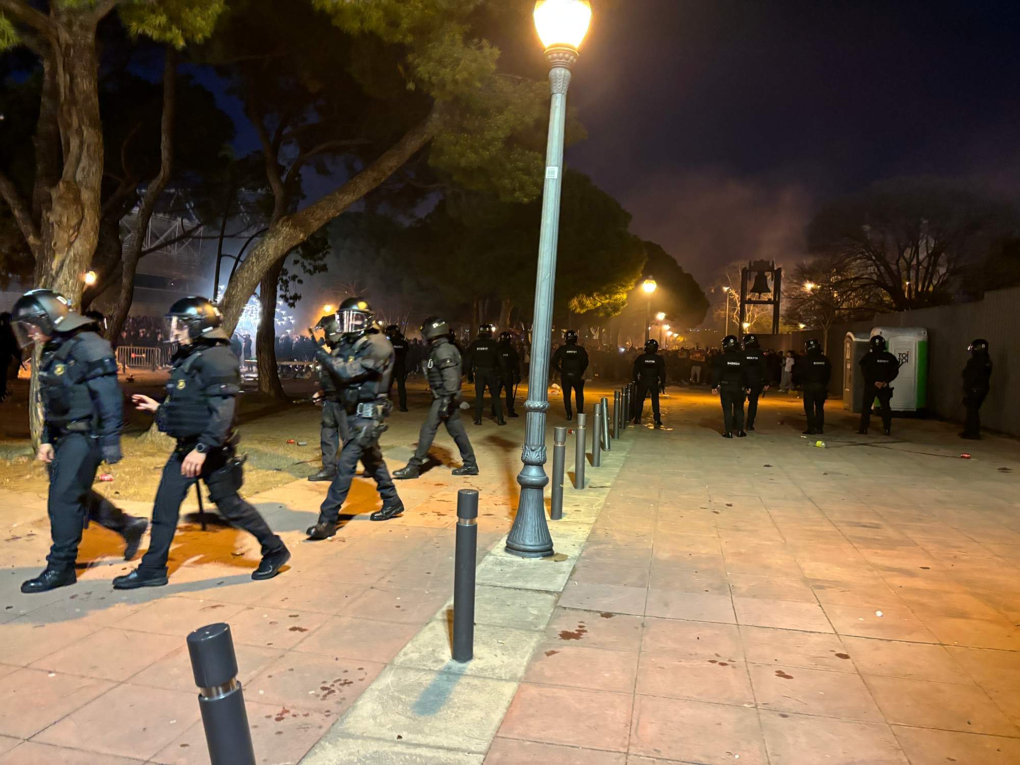 Una quincena de agentes de los Mossos heridos en el asalto de los Boixos Nois a Montjuic