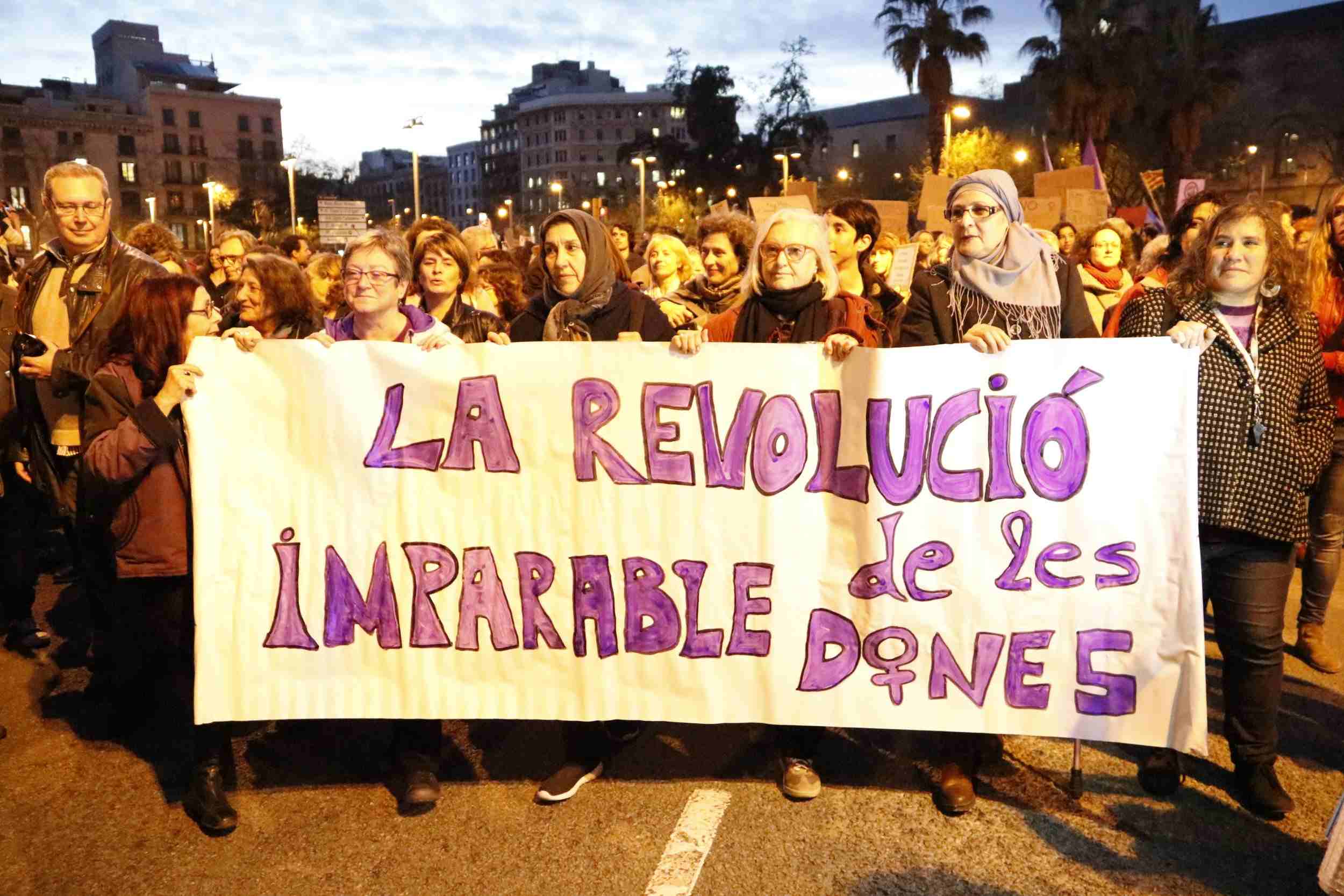 Unes 7.000 persones es manifesten a Barcelona en el Dia de la Dona