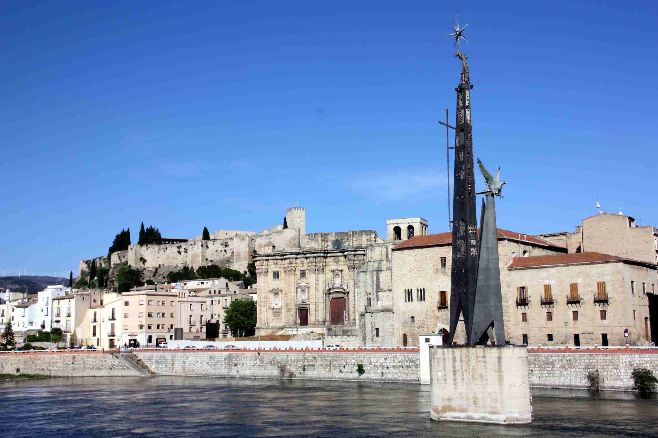 Tortosa retirarà el monument franquista de l'Ebre si la nova llei l'hi obliga