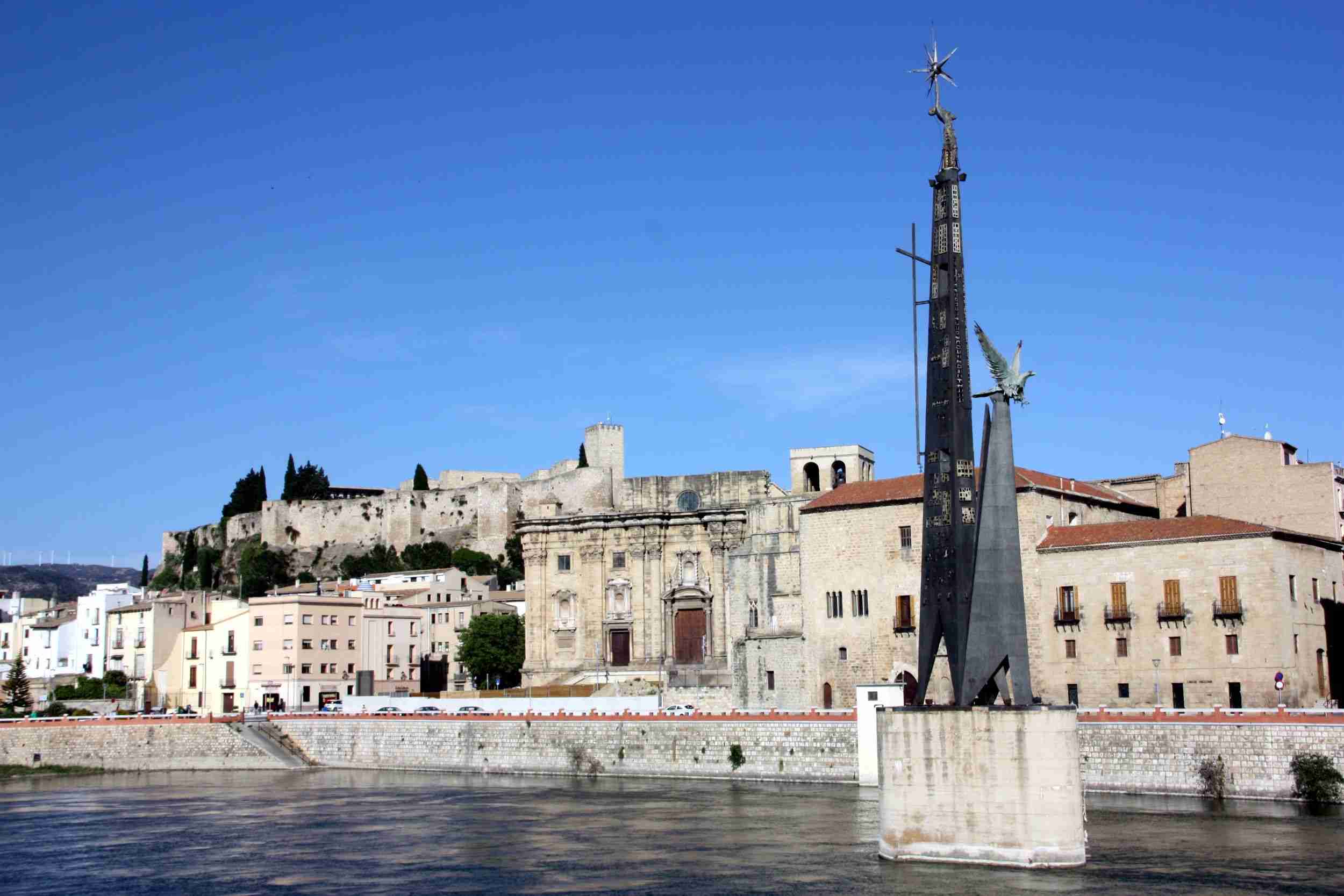 La Policia Local de Tortosa identifica gent que penjava llaços grocs