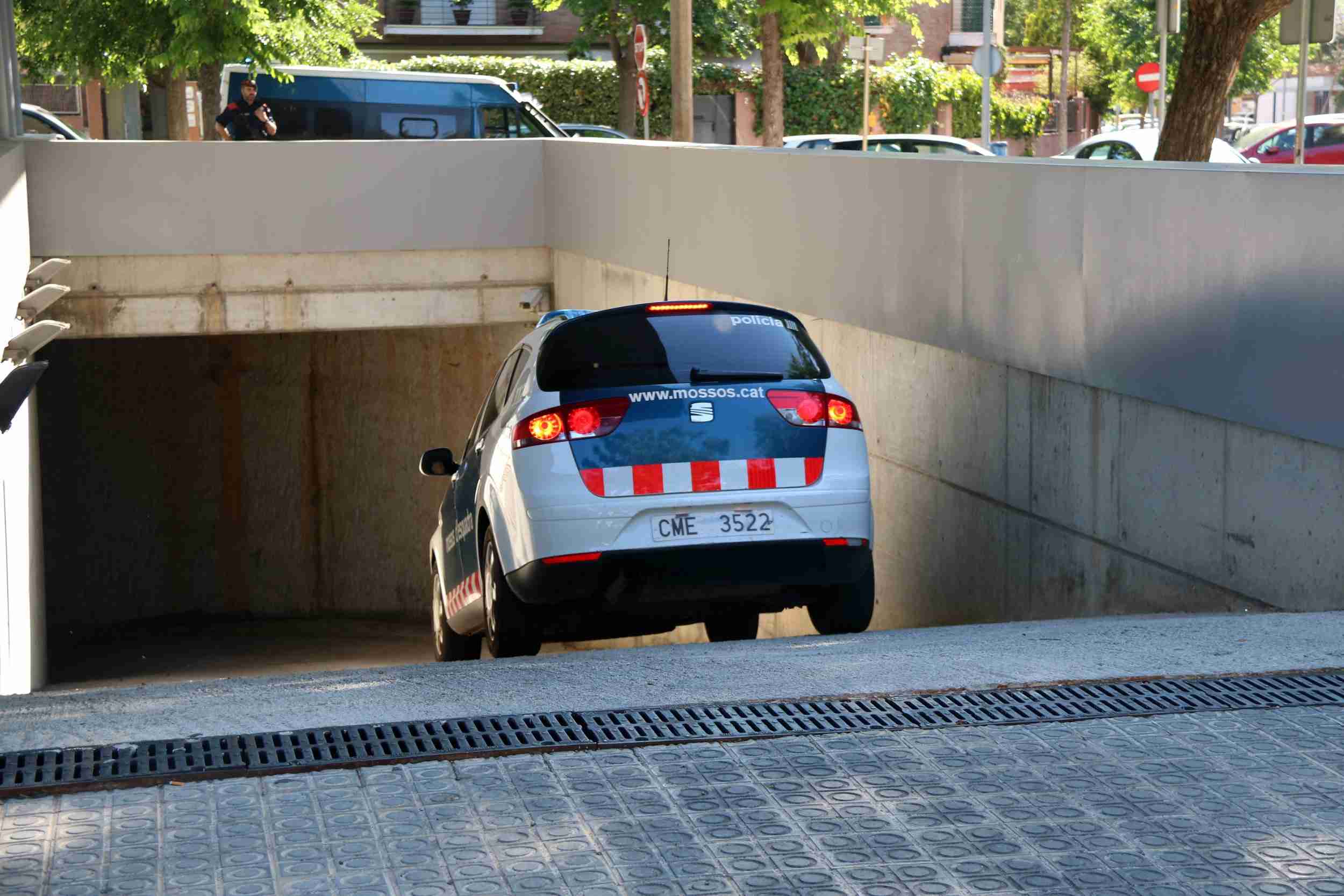 El policía carbonizado habría sido asesinado con un hacha