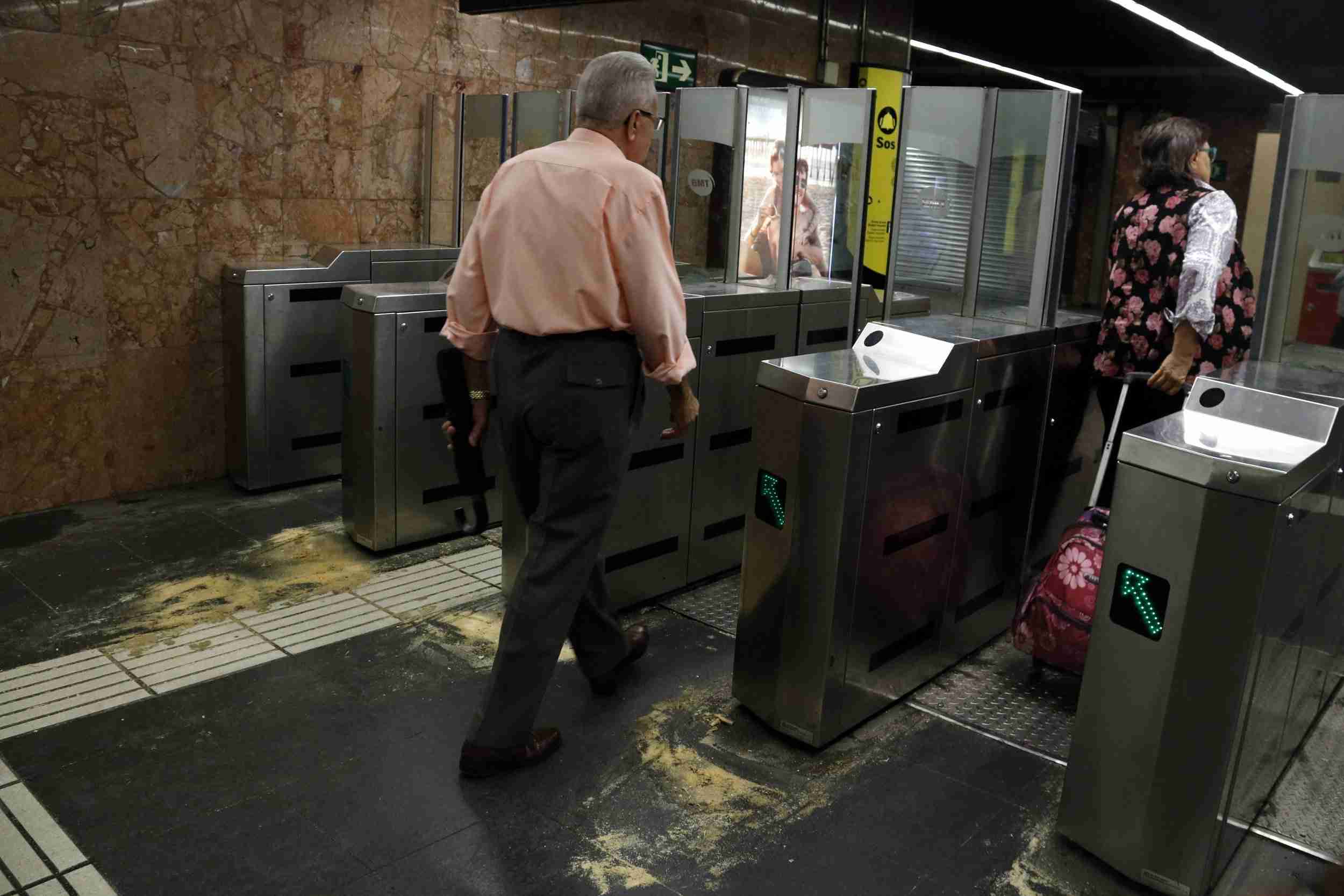 El 'community manager' de BComú anima a colarse en el metro
