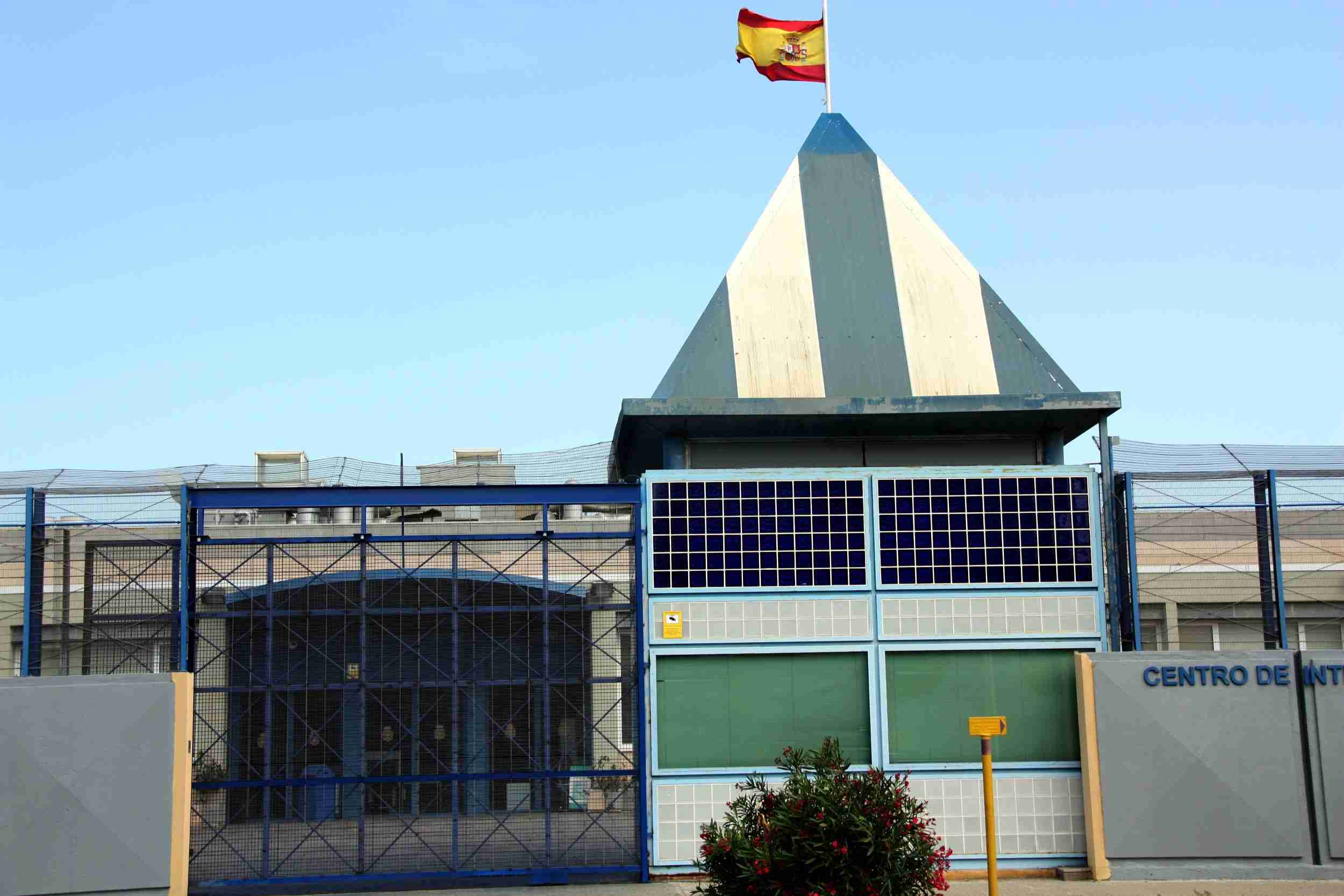 El Ayuntamiento de Barcelona precintará el CIE "pronto"