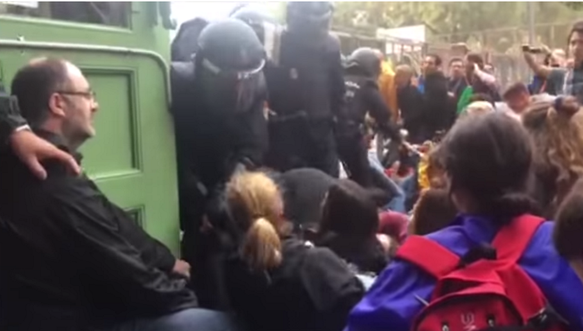 Aparecen nuevas imágenes de la represión policial el 1-O