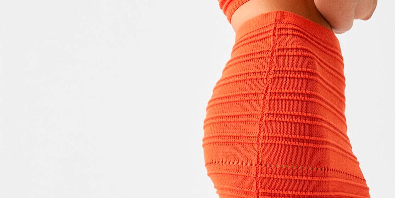 Esta falda midi ceñida con calado rústico de color naranja de Bershka la compran las pijas de 30 y 40 años