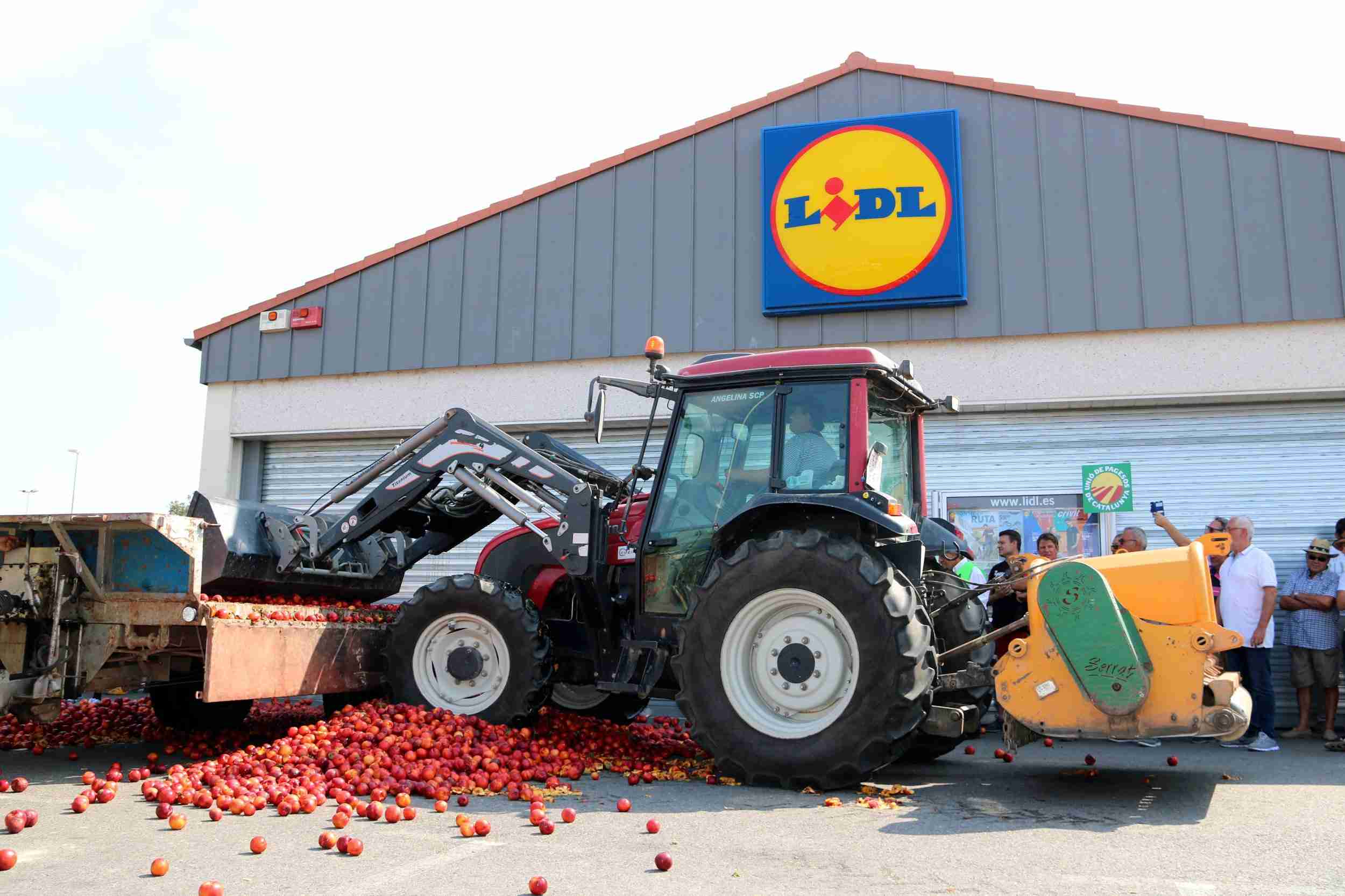 Centenars de pagesos col·lapsen Lleida exigint preus justos per a la fruita