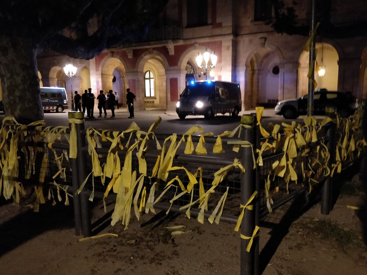 Els CDR omplen de llaços grocs l'exterior del Parlament