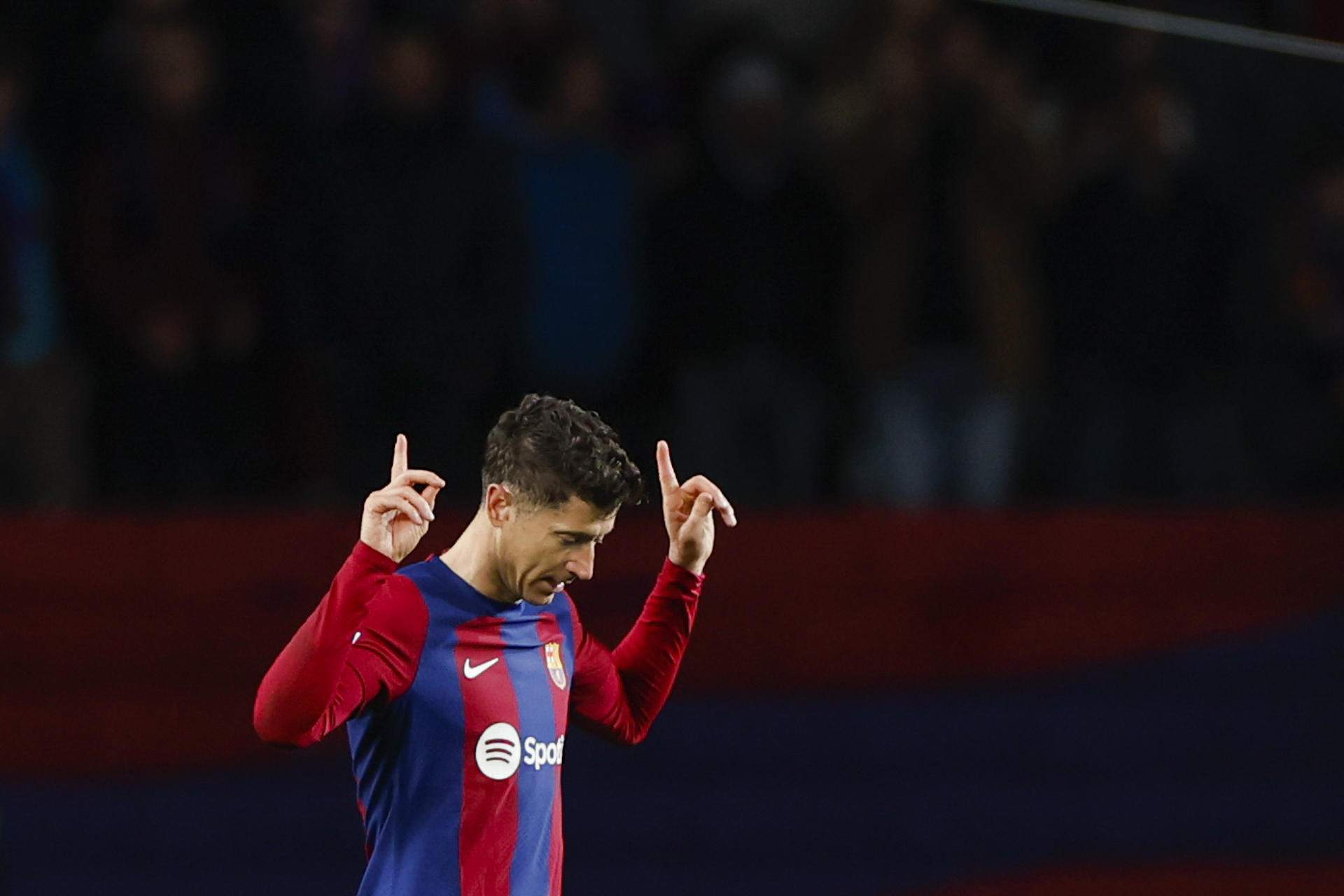 Robert Lewandowski celebración gol dedicatoria cielo / Foto: EFE - Alberto Estévez