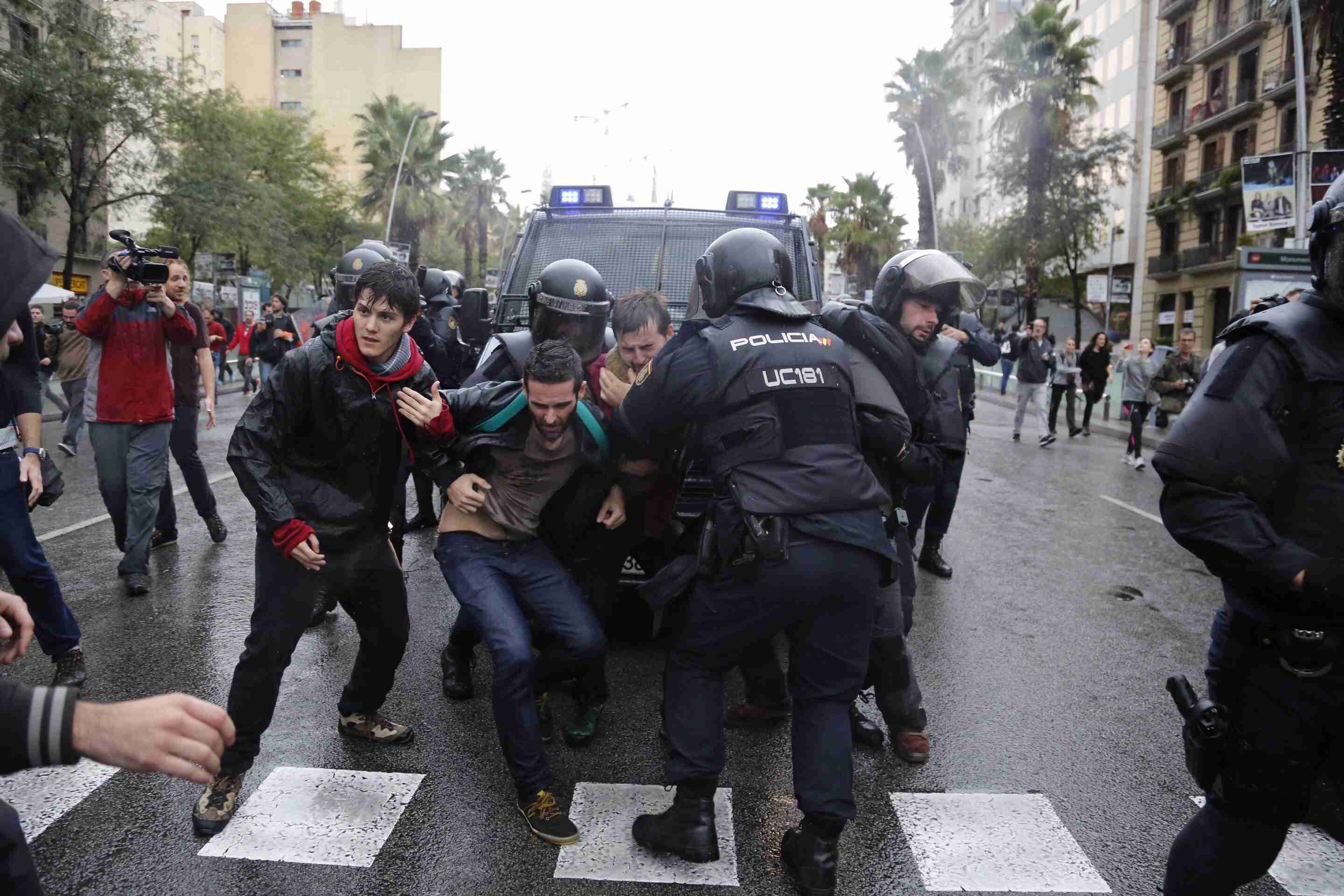 L'Estat descarrega violència policial extrema per impedir votar a Catalunya