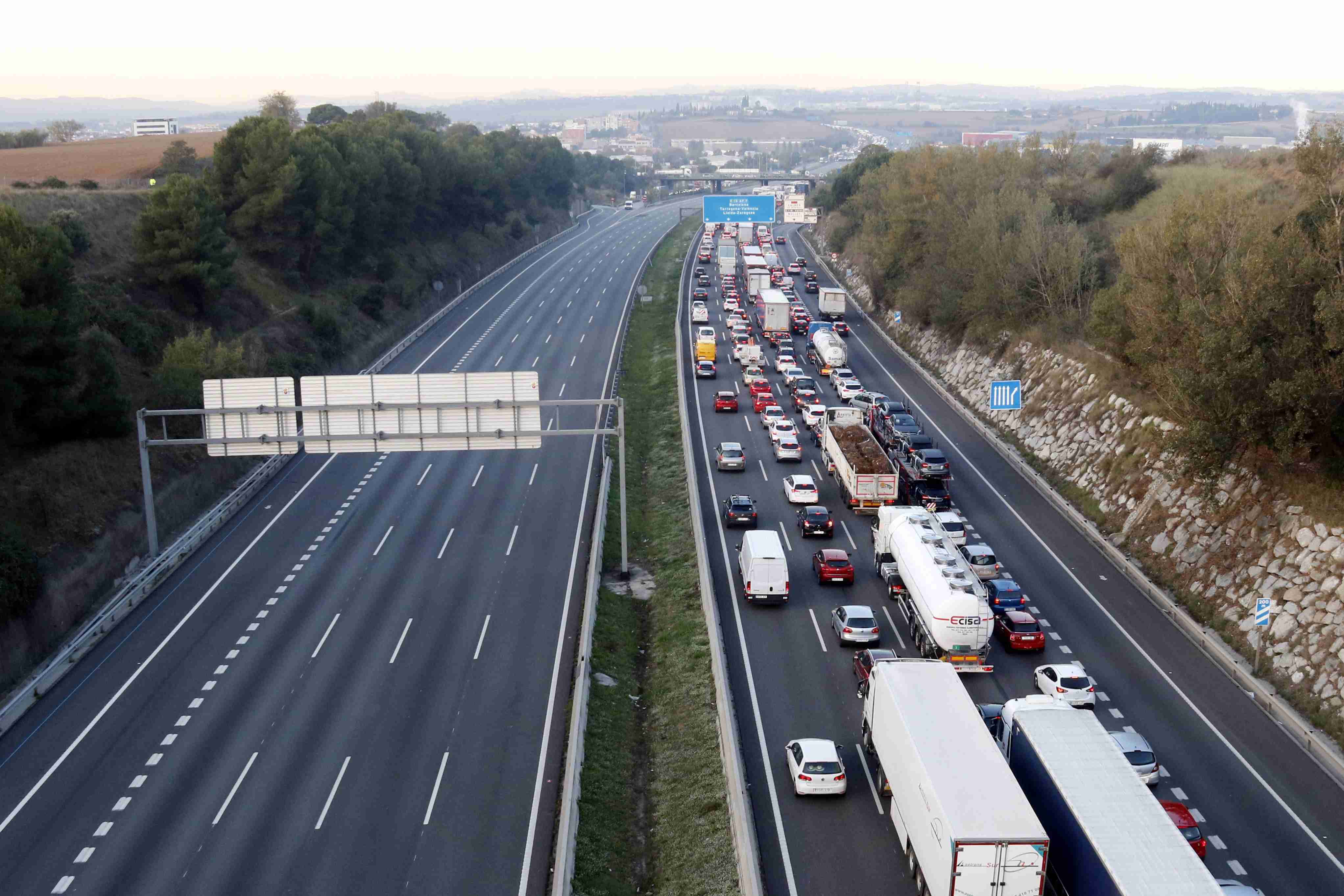 Creu Roja i Protecció Civil atenen els conductors atrapats a l'AP-7 a Girona