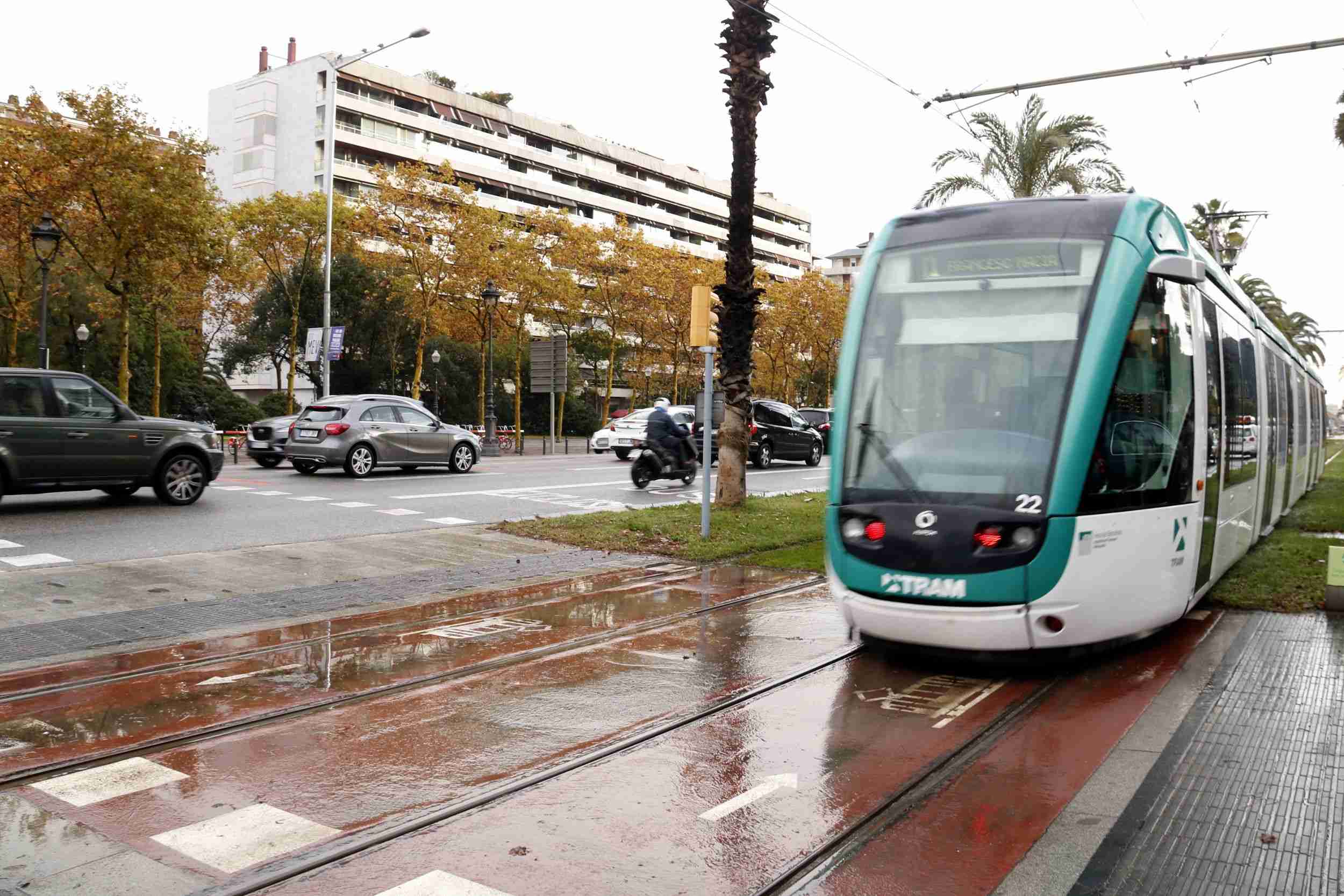 Dos heridos por un choque de un tranvía con un vehículo en Barcelona