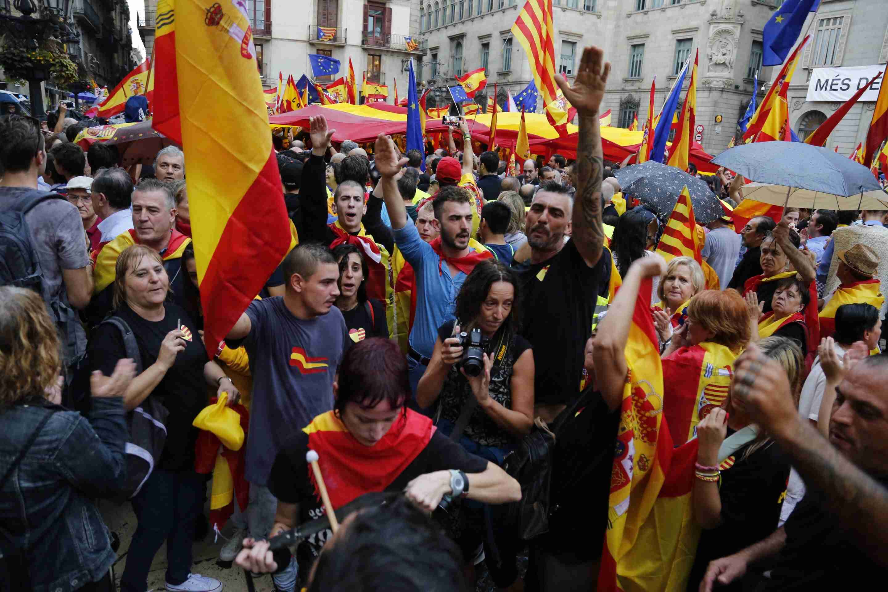 Vandalismo españolista: descuelgan y queman pancartas en la plaza de Sant Jaume
