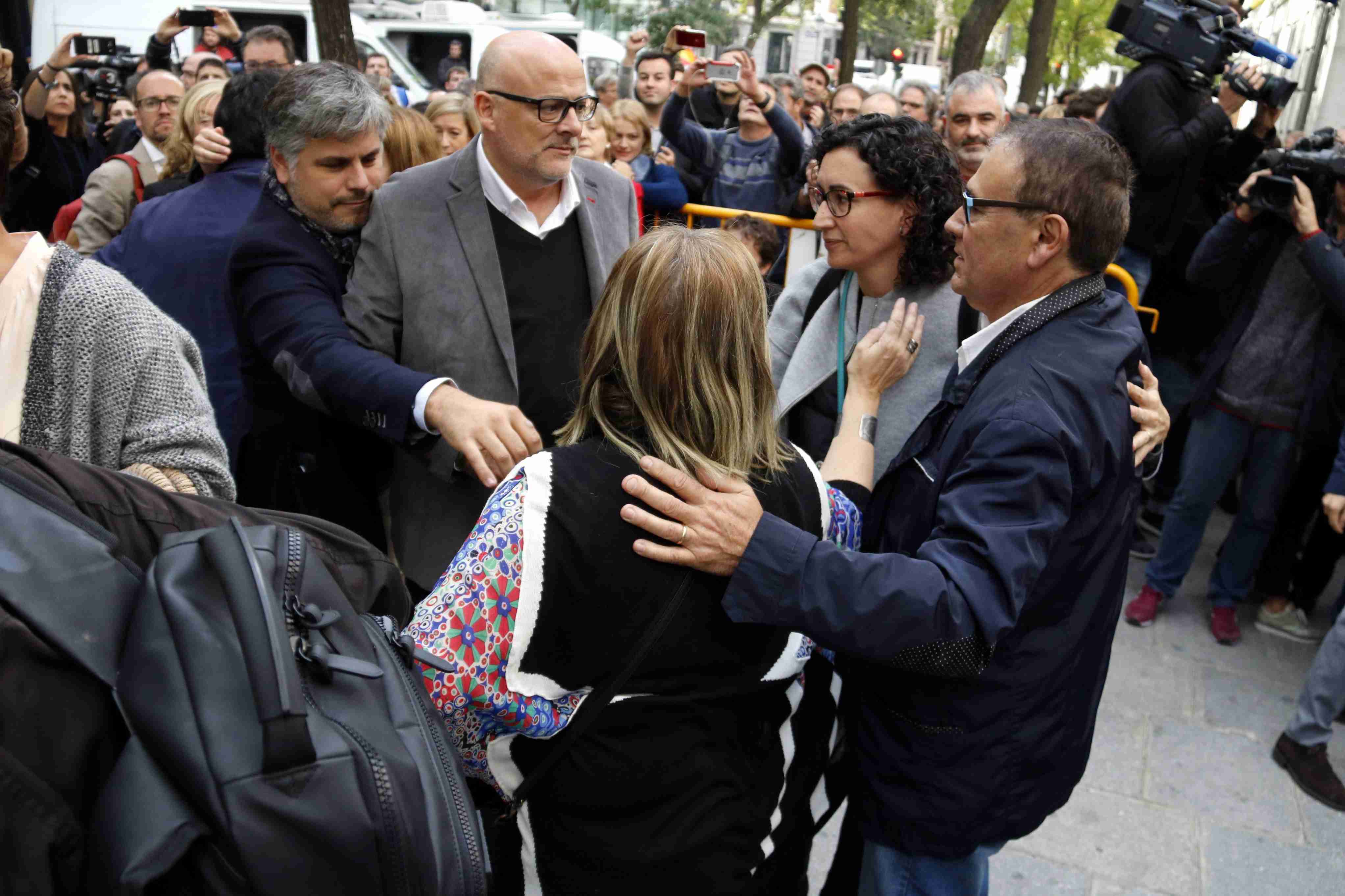 Indignació de l'independentisme per l'empresonament de Junqueras i els consellers