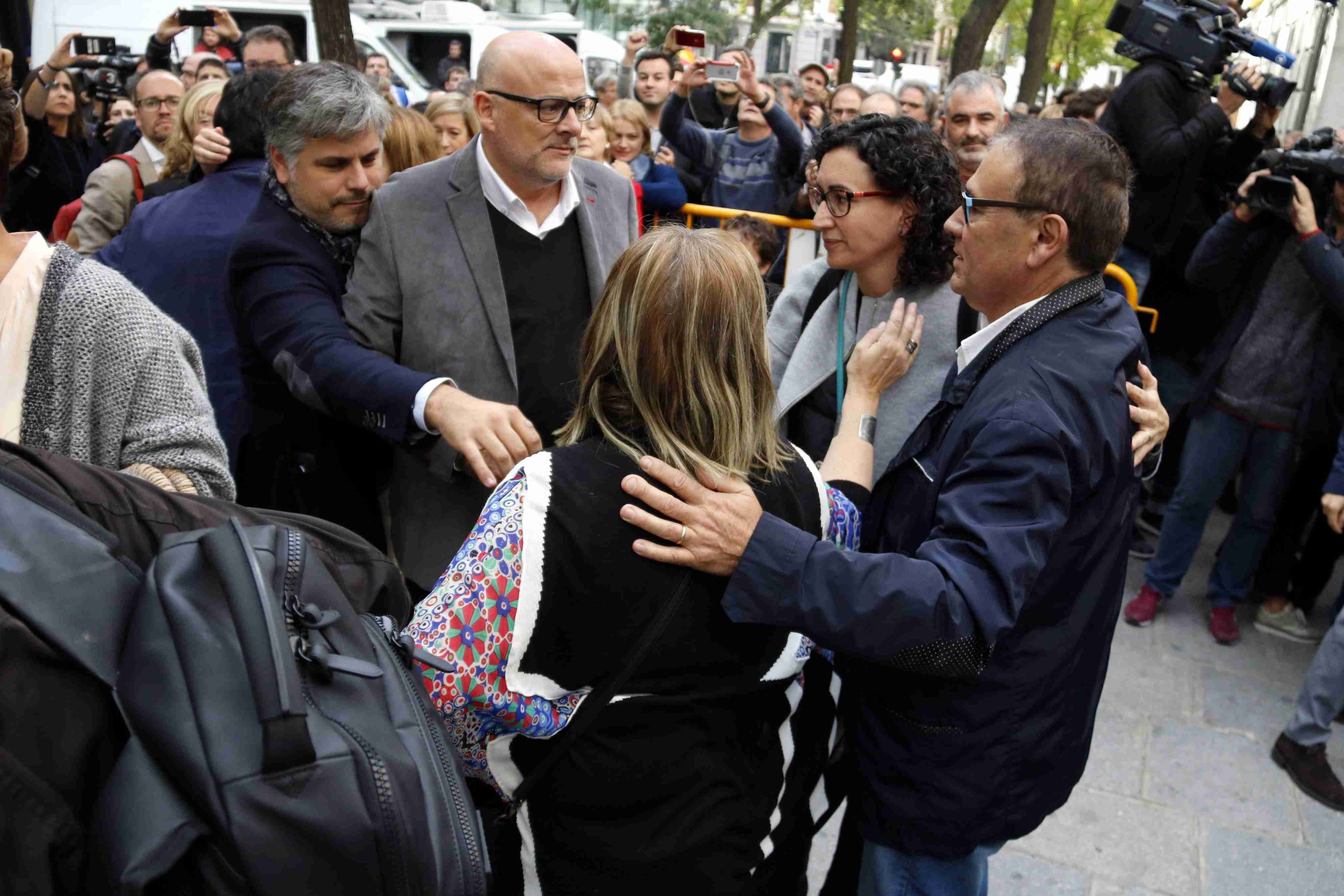 Indignación del independentismo por el encarcelamiento de Junqueras y los consellers