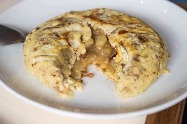 La tortilla|trucha de patata y cebolla à la minute del Bar Remedios / Foto: Marta Garreta La tortilla|trucha de patata y cebolla à la minute del Bar Remedios / Foto: Marta Garreta