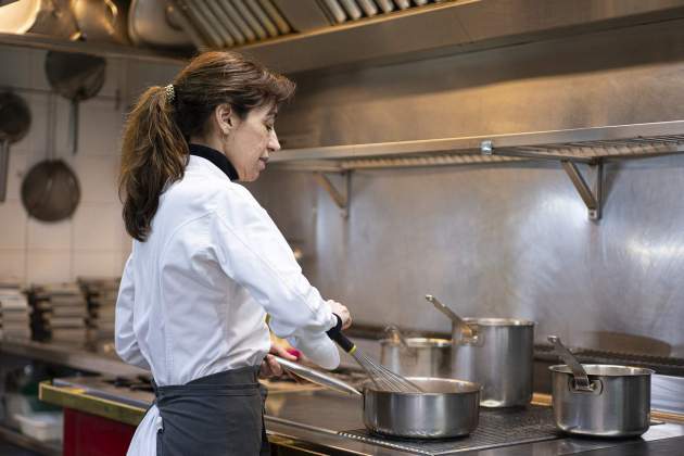 Núria Gironés Restaurando a Casa el Isidre / Foto: Irene Vilà Capafons Núria Gironés Restaurando a Casa el Isidre / Foto: Irene Vilà Capafons