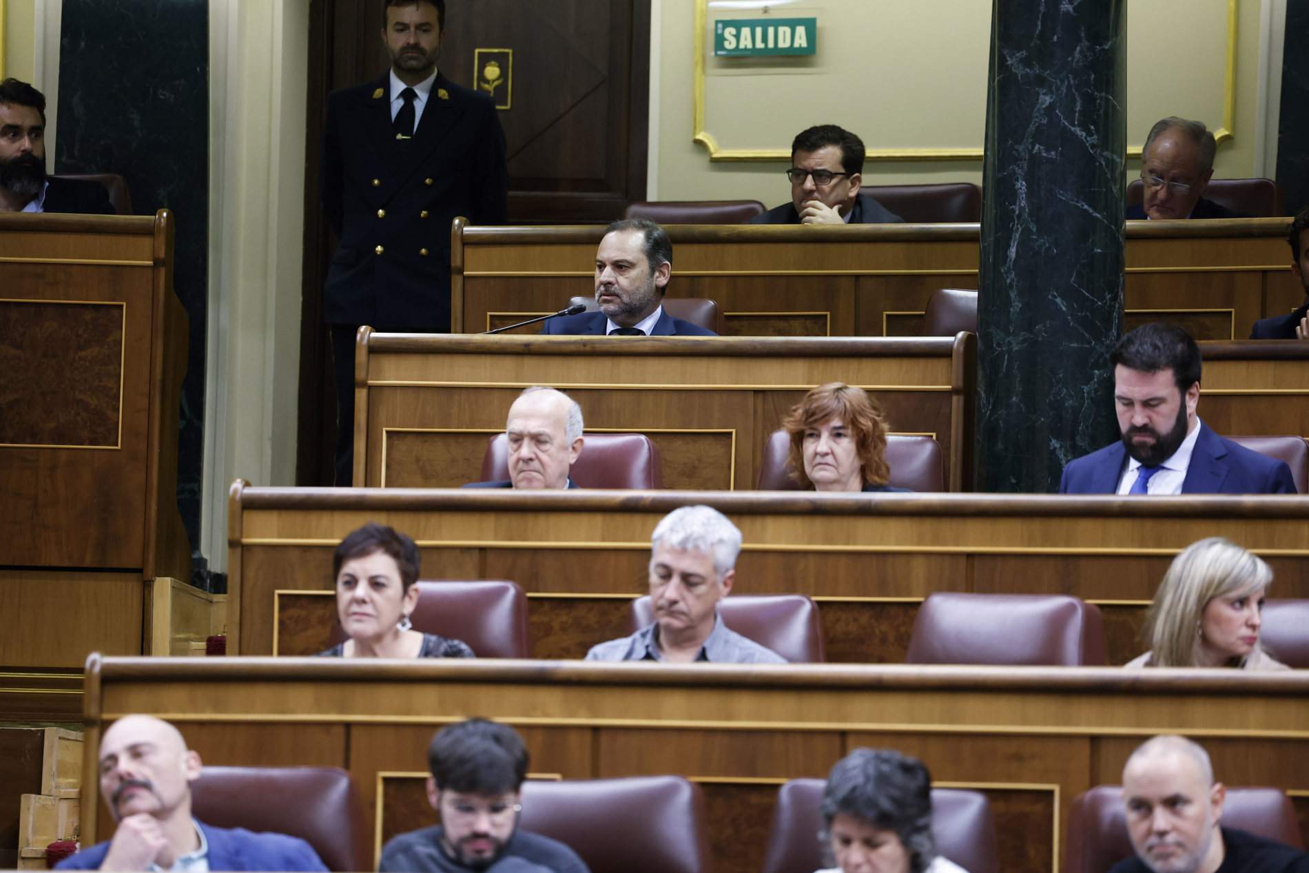 Ábalos se estrena como diputado del Grupo Mixto en el gallinero del hemiciclo y vota 'sí' a la amnistía