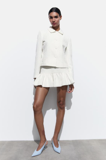 Aquesta blazer de Zara amb efecte brillantor sembla servei de la passarel·la de la moda de NY