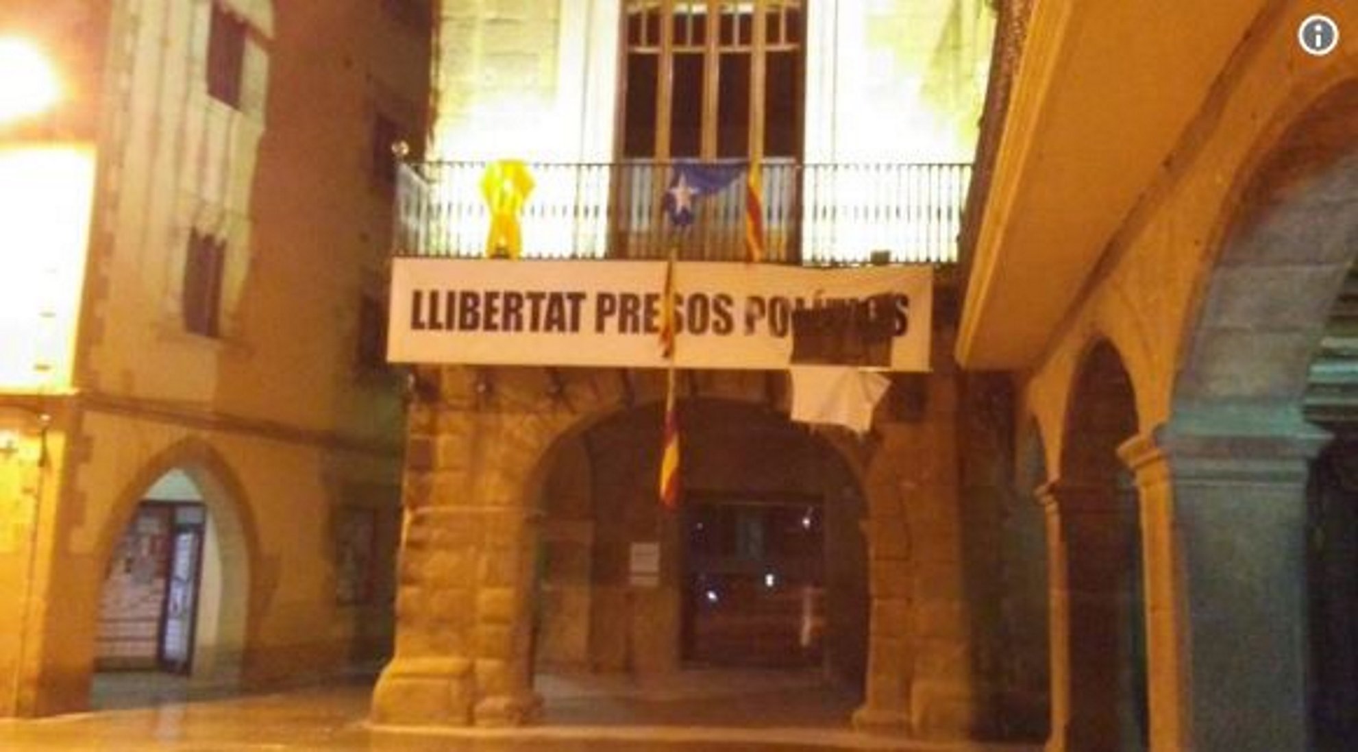 Attackers vandalise banner and 'estelada' on Catalan city's town hall