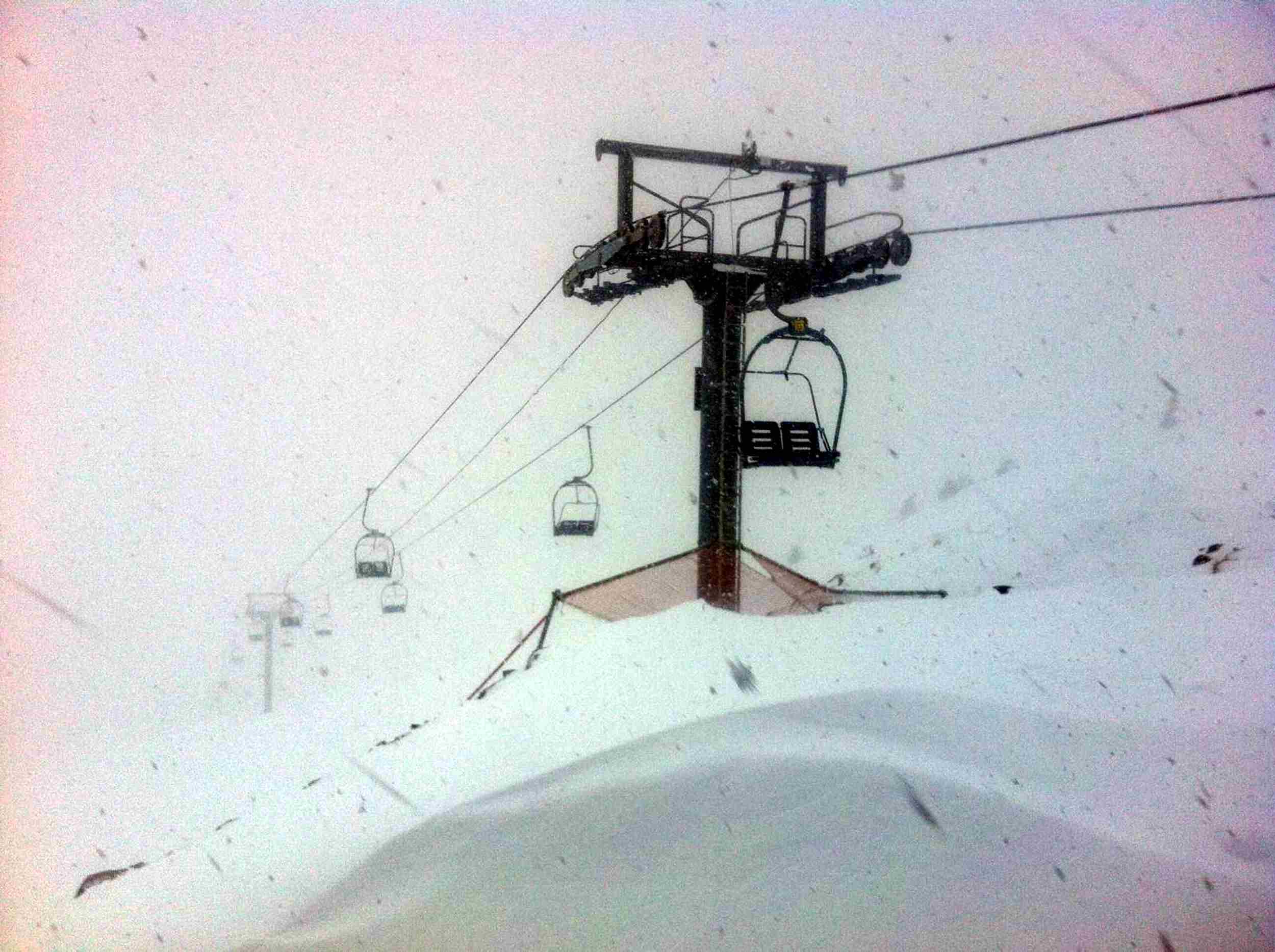 La nevada cierra estaciones de esquí y corta carreteras