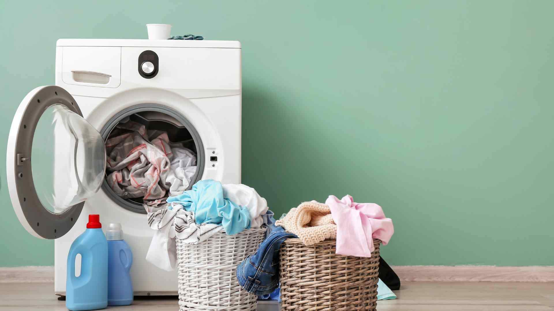 Quant consumeix una rentadora? Trucs i consells per estalviar en la factura de la llum