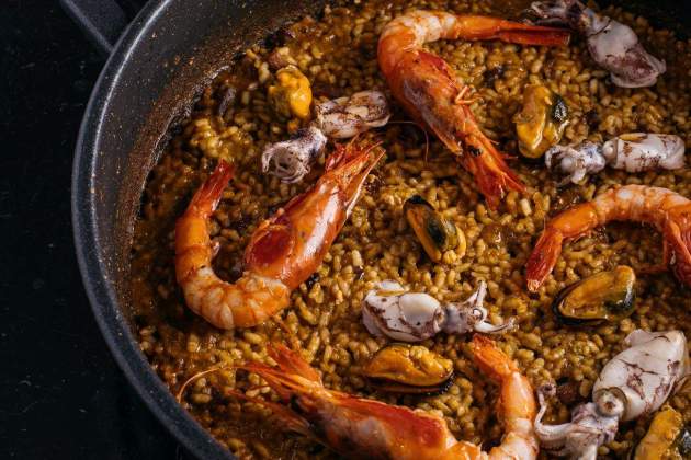 Arroz parellada con calamarcitos y gambas