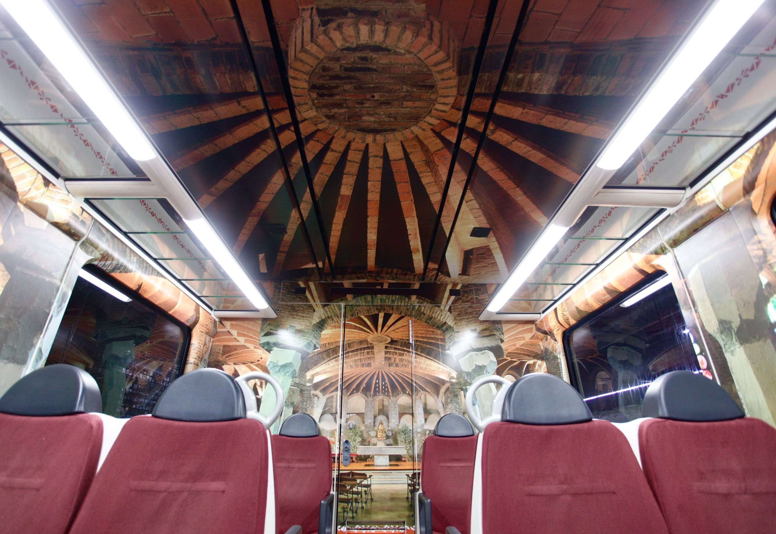Video: Convierten un tren de FGC en el interior de la cripta de Gaudí