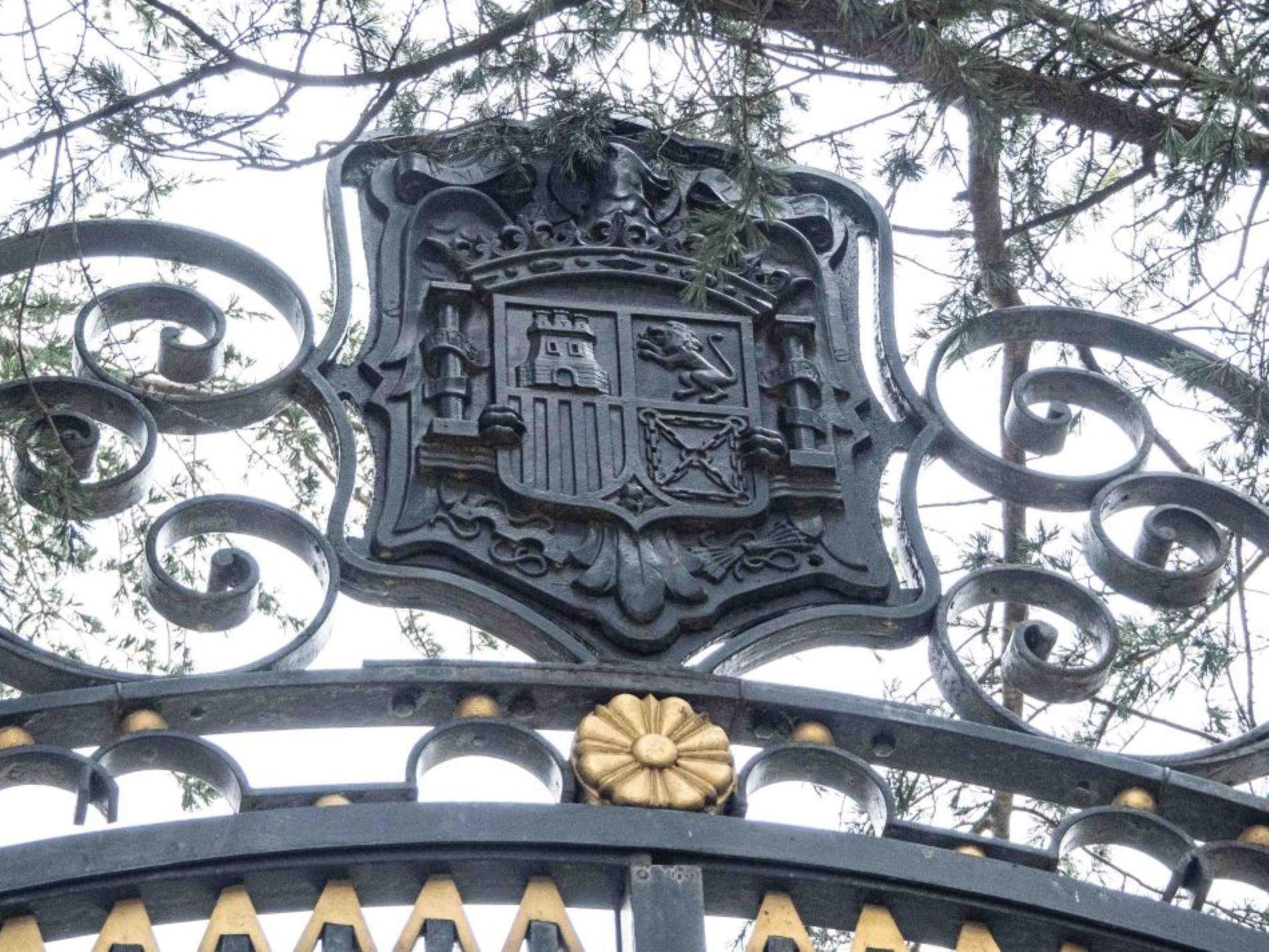 El Gobierno retira los escudos franquistas del palacio de El Pardo, residencia de Franco