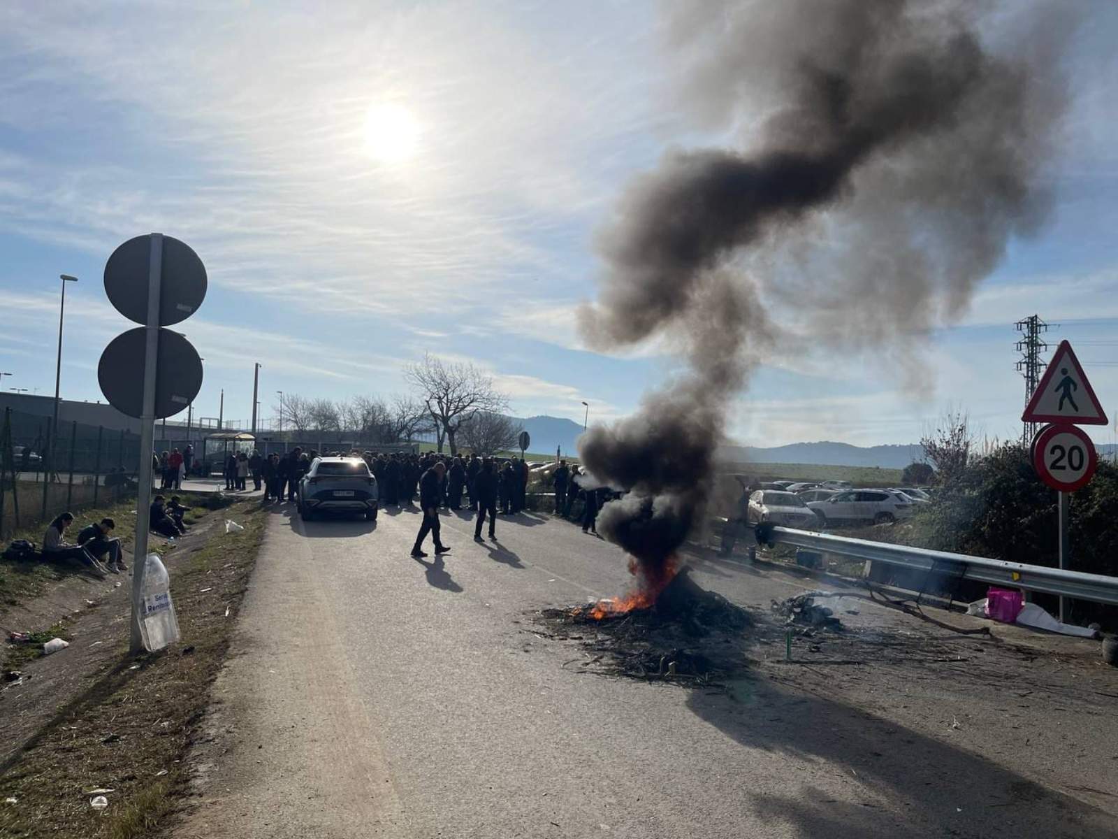 Els funcionaris de Quatre Camins bloquegen amb barricades la presó per forçar la dimissió del director