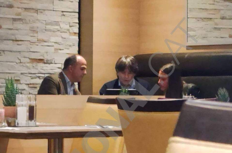 Puigdemont mira avall Puigdemont mira avall