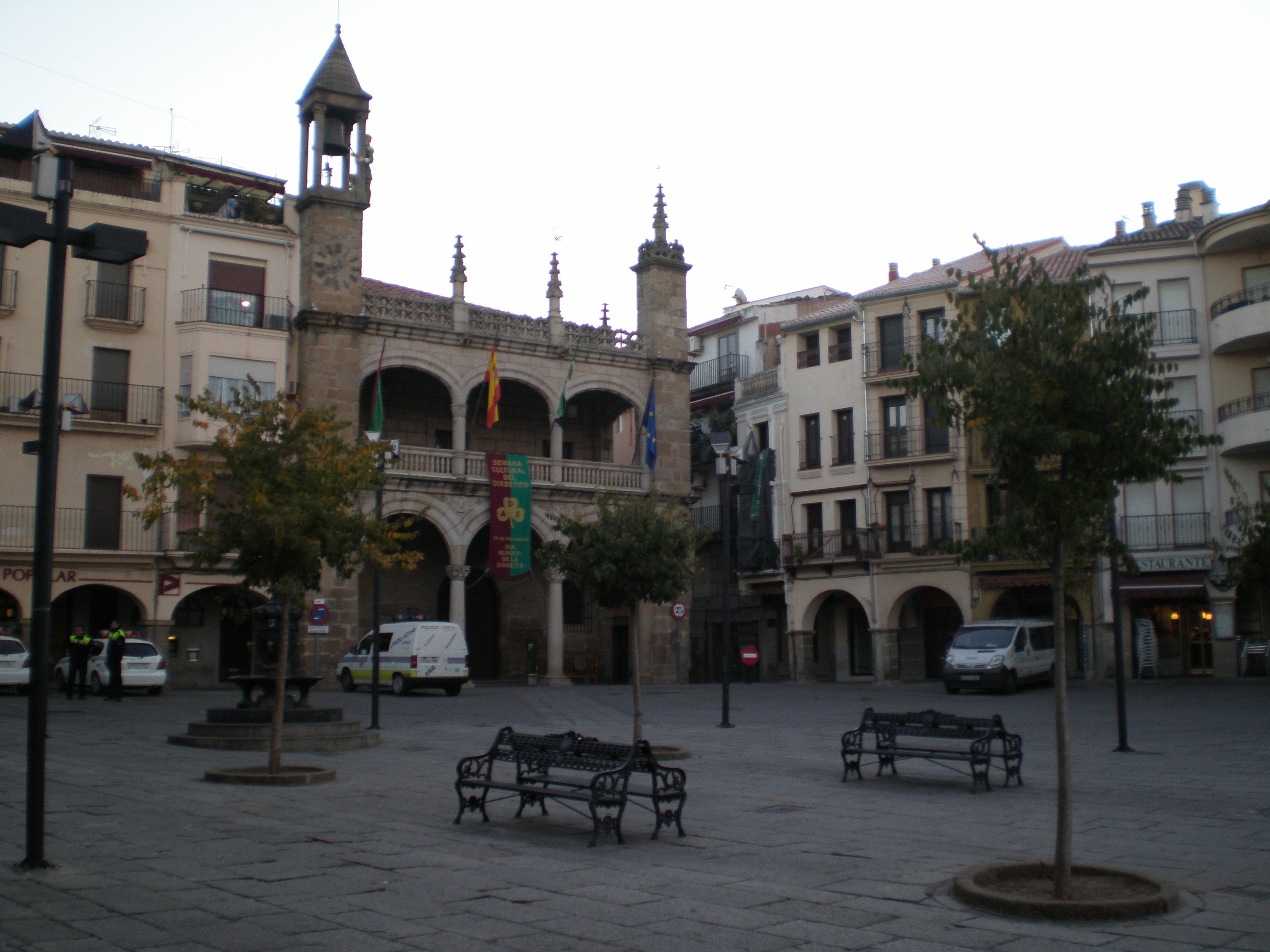 Malestar a Plasència per una bandera d'Espanya gegant que costa 15.000 euros