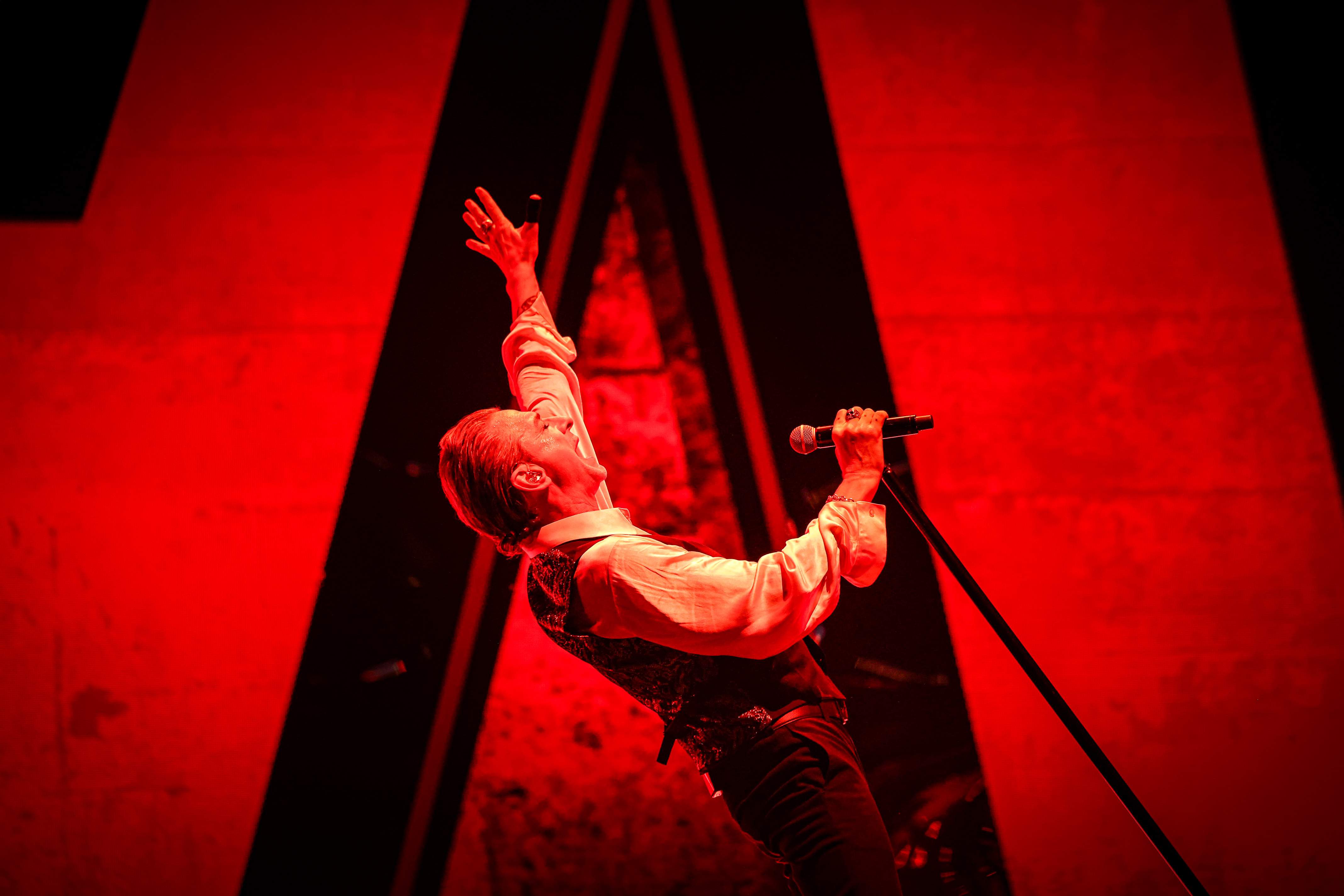L'energia de Depeche Mode fa embogir un Palau Sant Jordi absolutament hipnotitzat