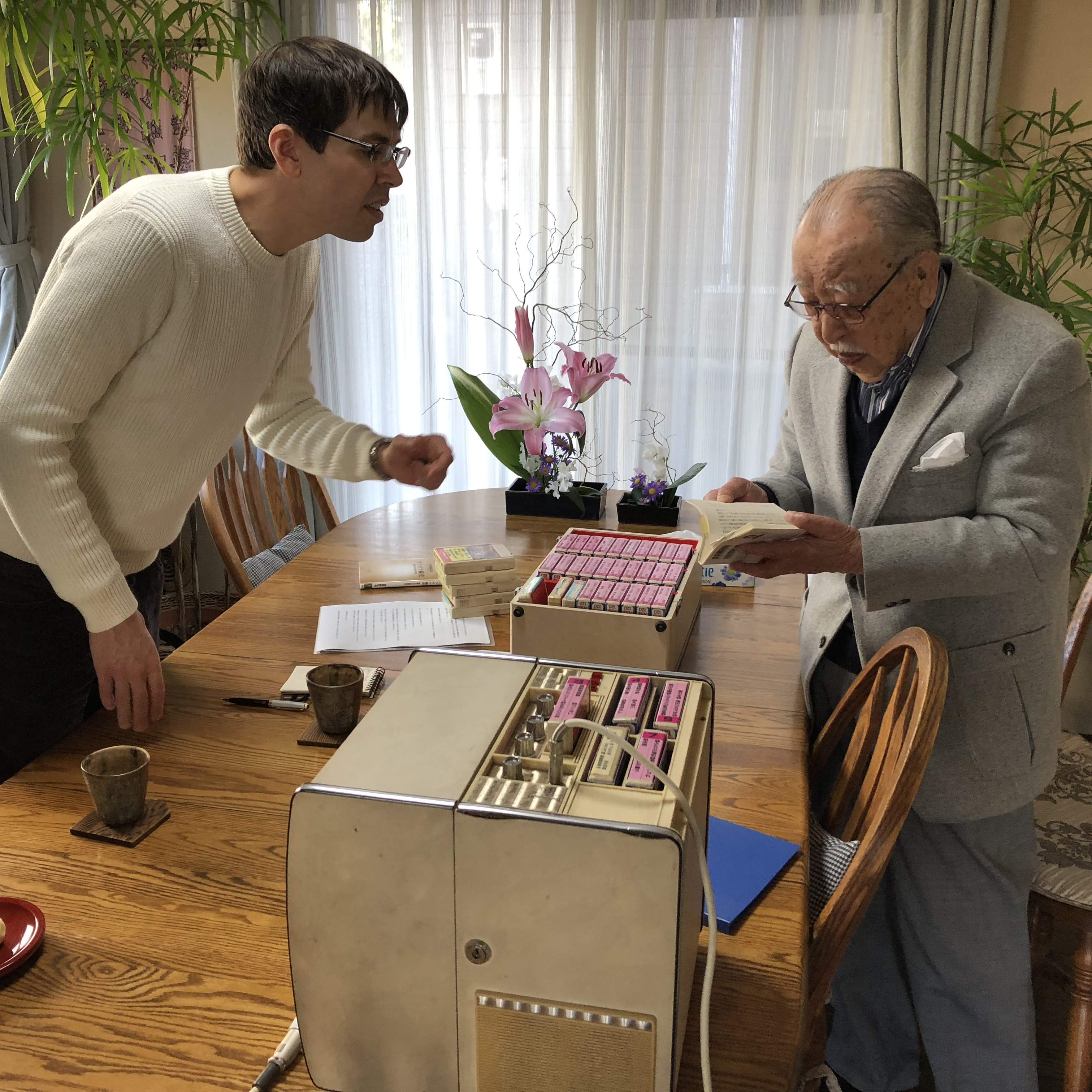 Muere el inventor del karaoke, el japonés Shigeichi Negishi, a los 100 años